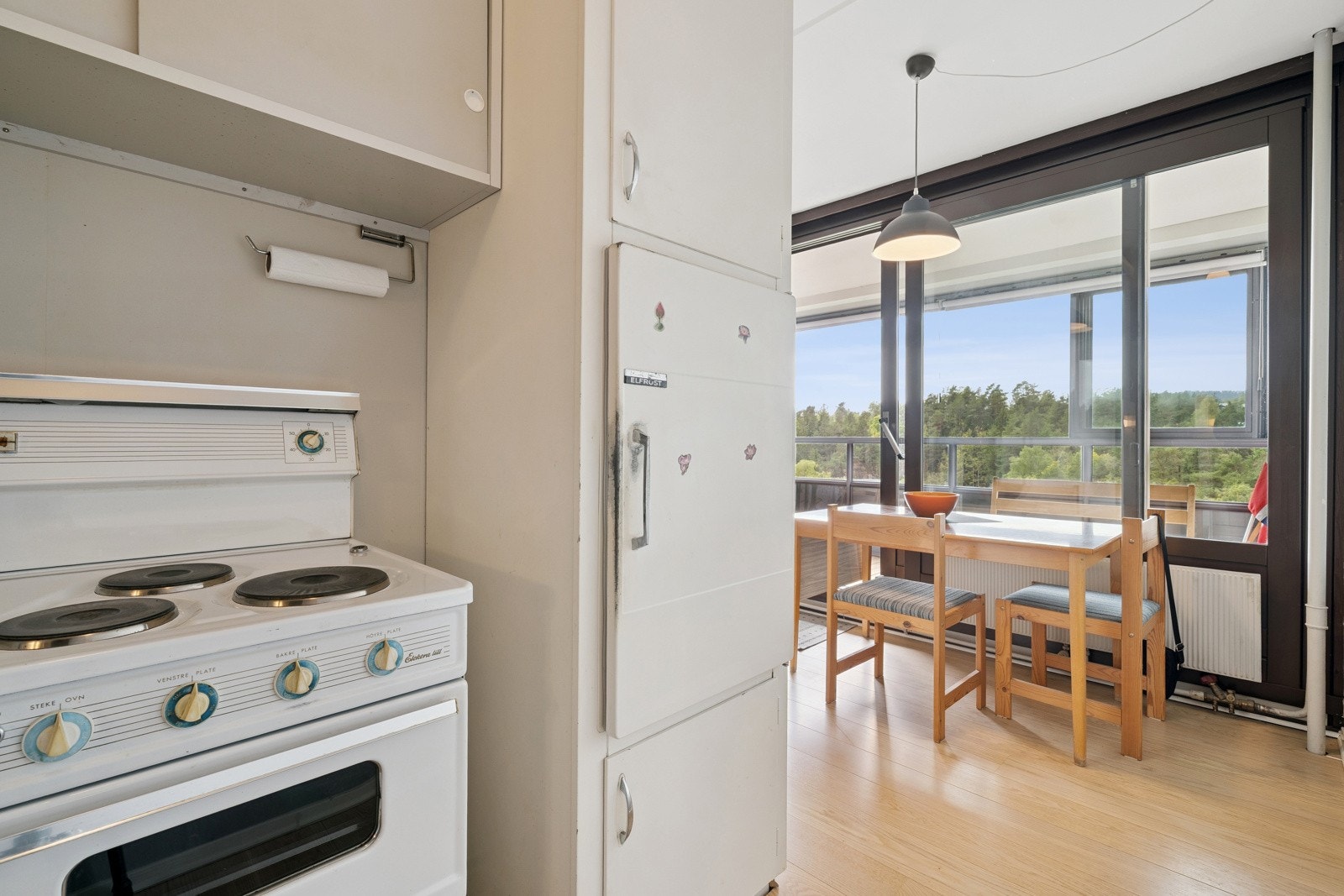 Integrert kjøleskap fra byggeår. Komfyr vil følge leiligheten. Galleribilde