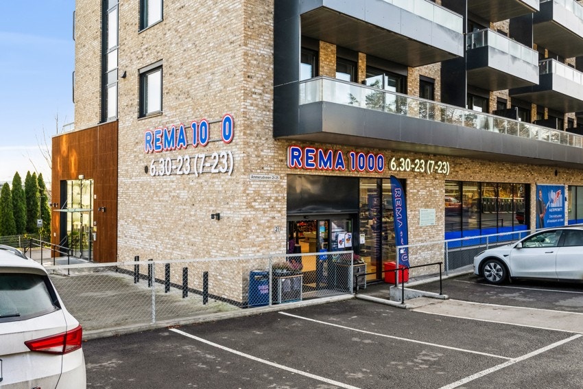 Nærbutikk og flere dagligvareforretninger som Rema og Kiwi (åpent 7-23 på hverdager og 9-21 på lørdager). Galleribilde