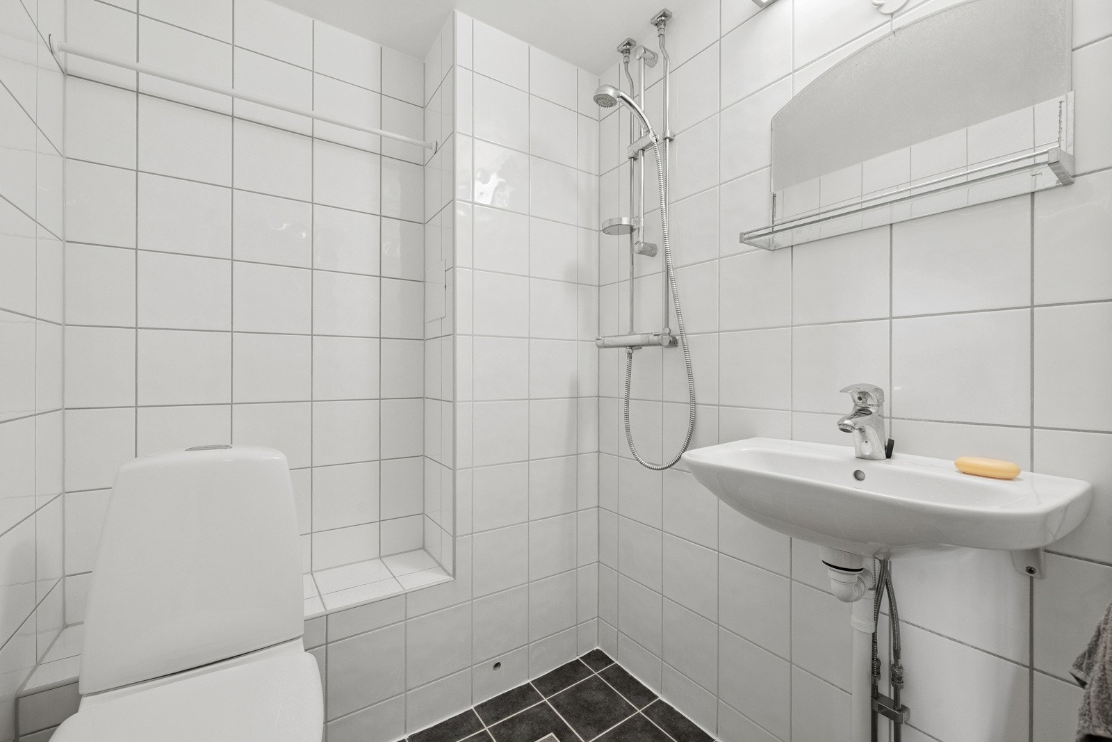 Rehabilitering av bad i brl. regi fra 2008-2012. Godt valg av fliser på gulv og vegger, varmekabler. Galleribilde