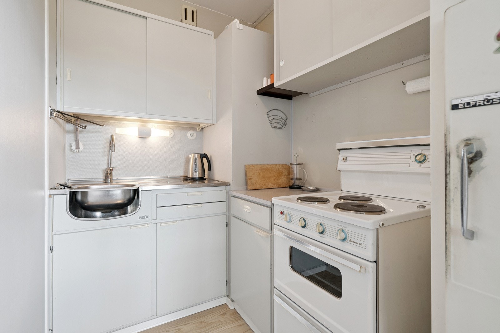 Evalet kjøkkeninnredning med benkebelslag fra byggeår. Galleribilde