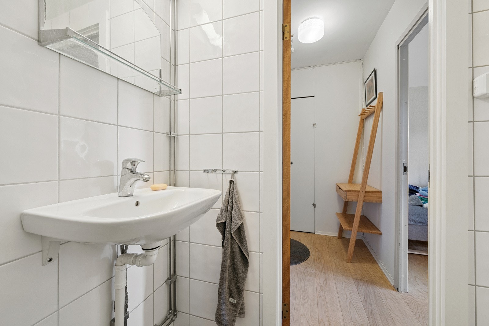 Servant, dusj i hjørne og toalett. Stoppekran i luke på bad. Galleribilde