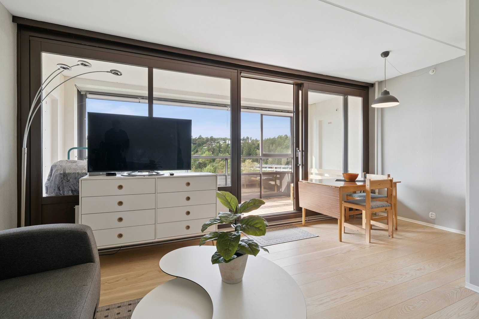 Fantastiske lys-og solforhold med store vindusflater og skyvedør ut mot balkongen. Galleribilde