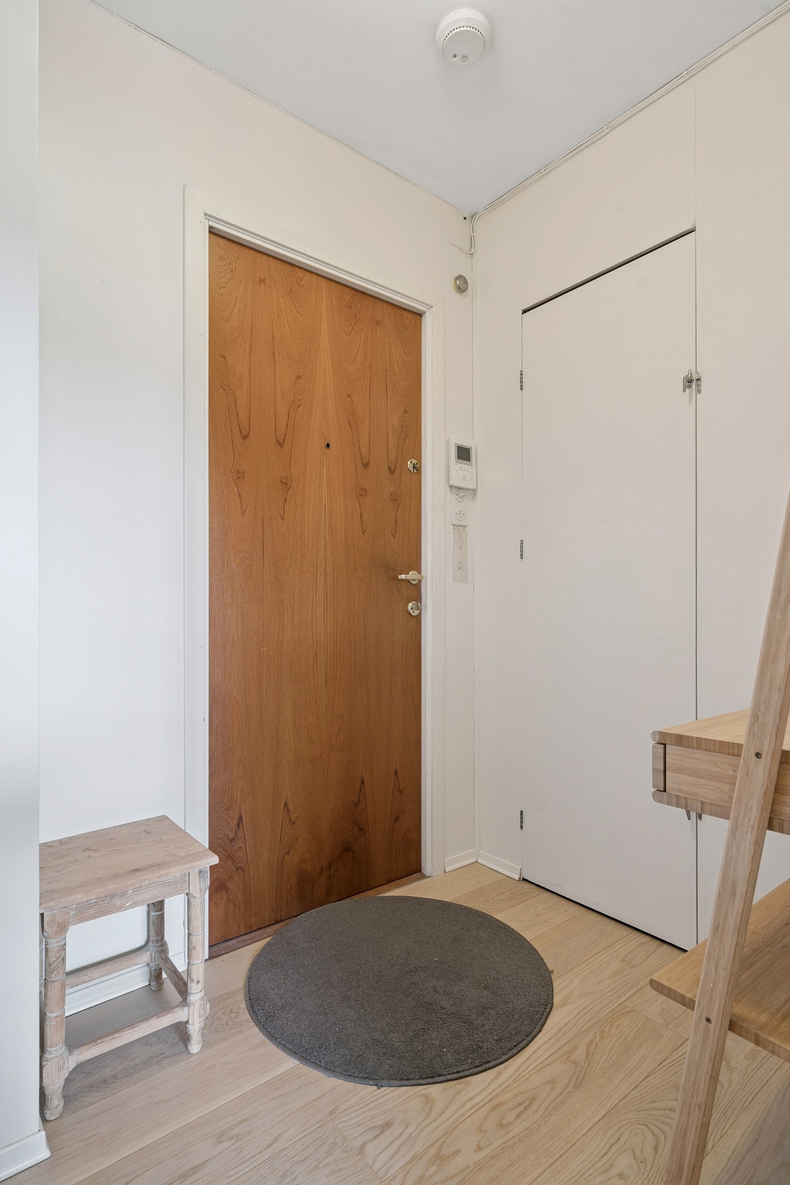 Entreén er et hyggelig rom å ønske venner og familie velkommen. Dør-calling med tv-skjer. Galleribilde