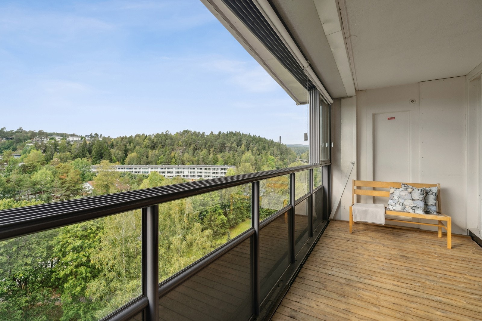 Treplatting på gulv, skyveglass som er lett å åpne/lukke. Galleribilde