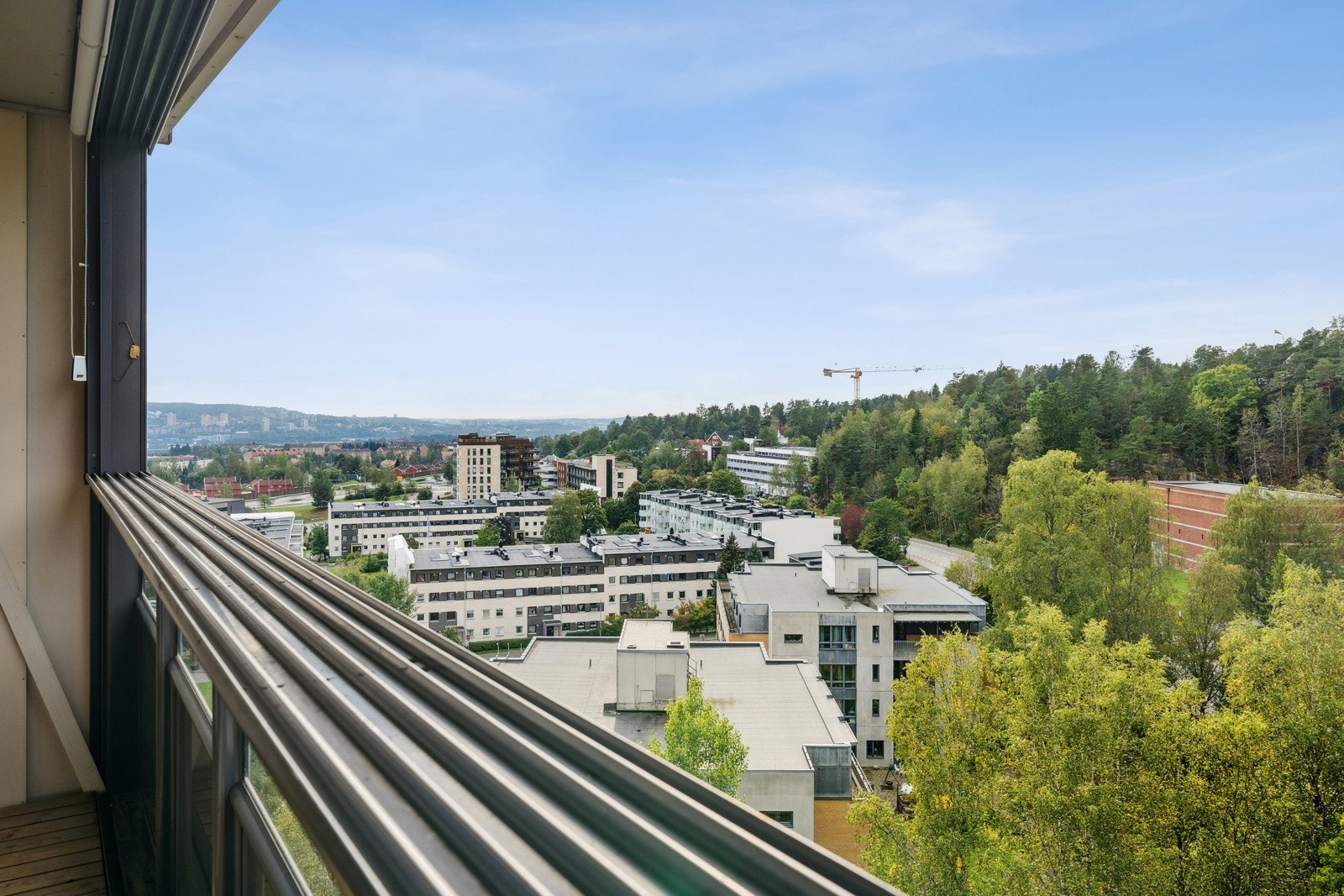 Utsikt fra balkongen,, nedover mot Oslo sentrum og oppover mot eneboligbebyggelse og Lillomarka. Galleribilde