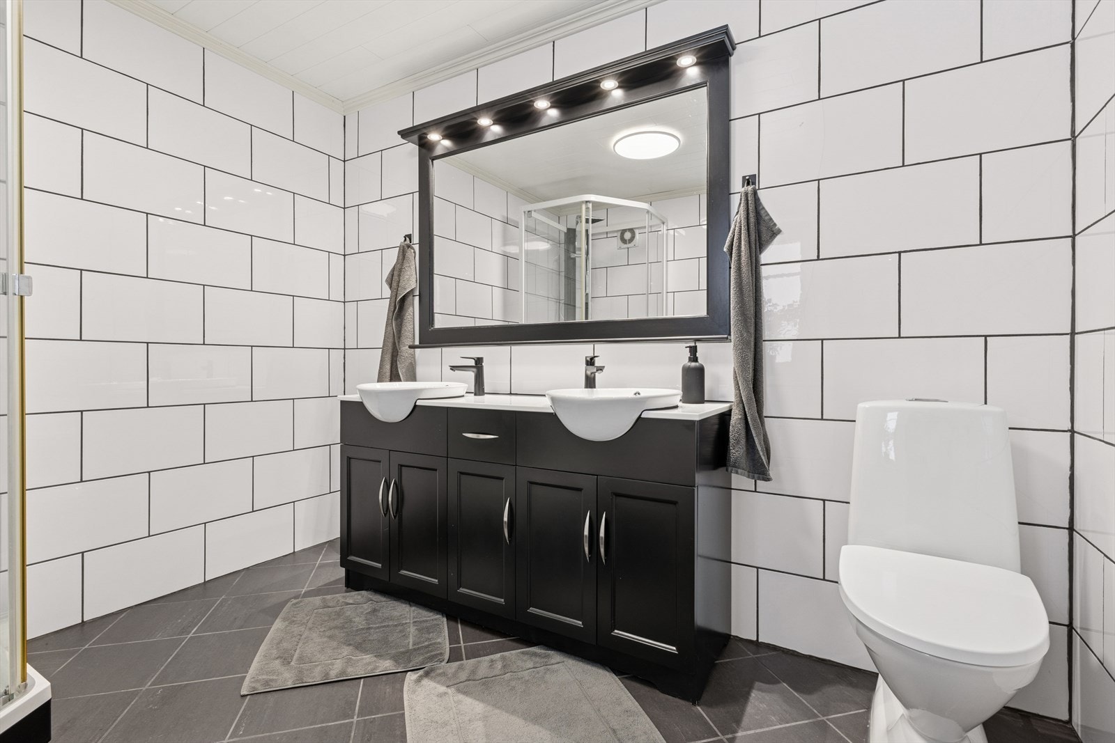 Baderom med dobbel servant - Wc og dusjkabinett Galleribilde