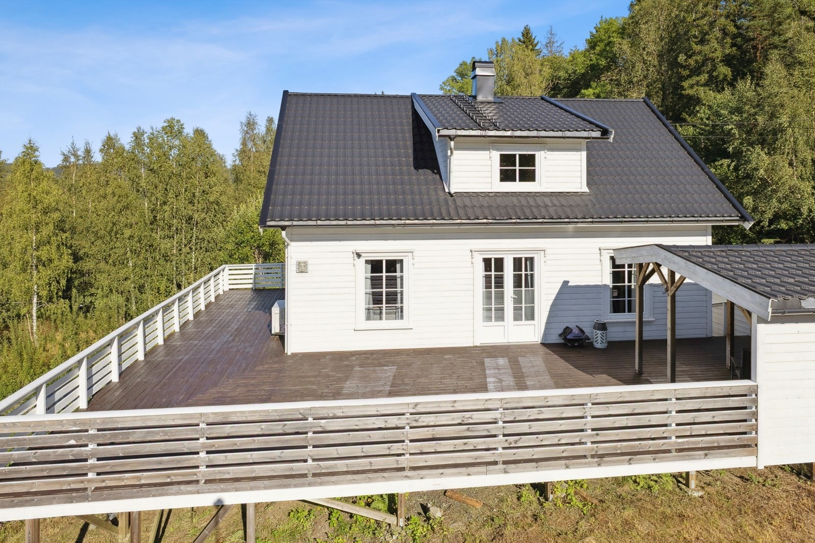 Innholdsrik enebolig med stor veranda Galleribilde