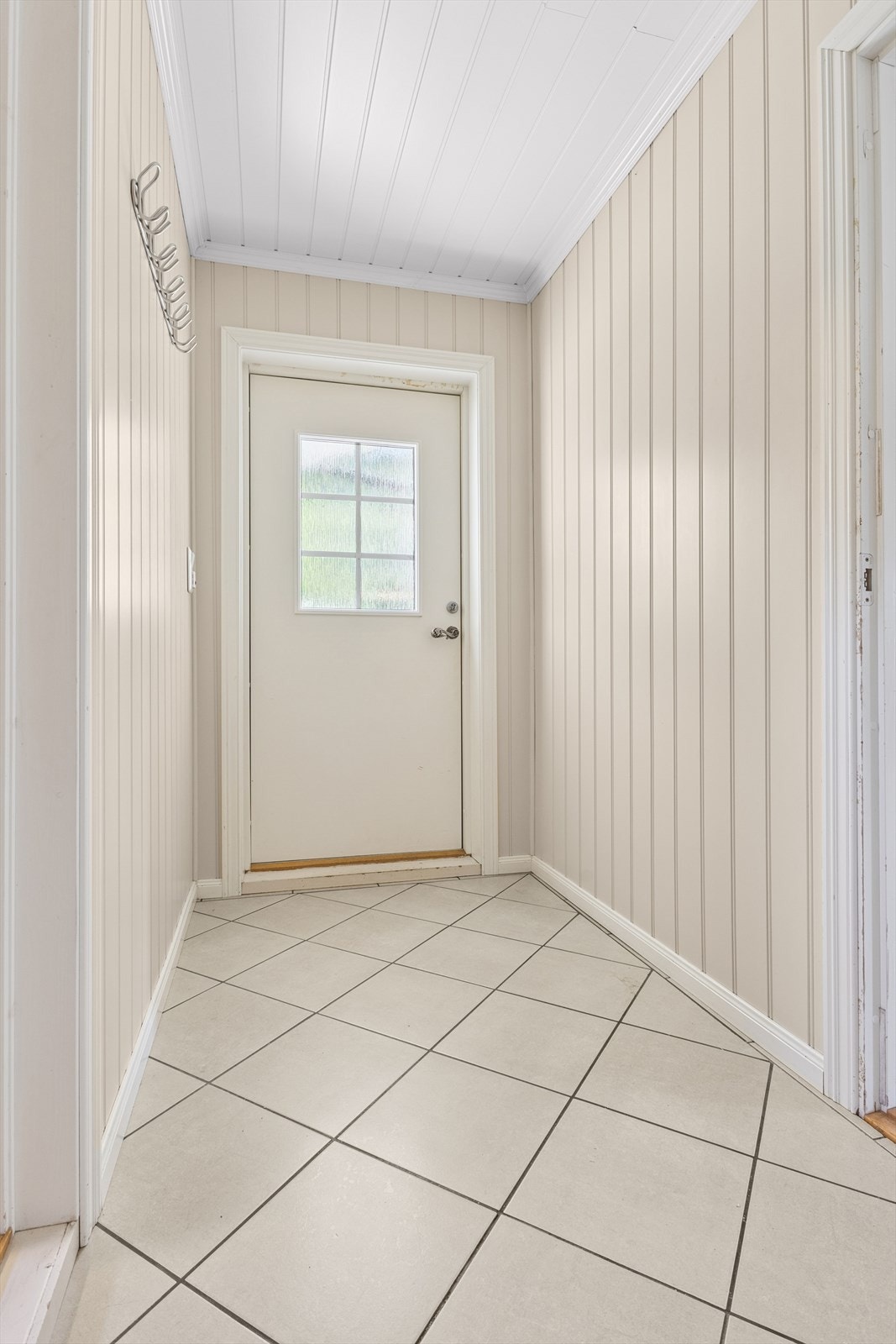 Velkommen inn - Flislagt gang med plass til å henge fra seg Galleribilde