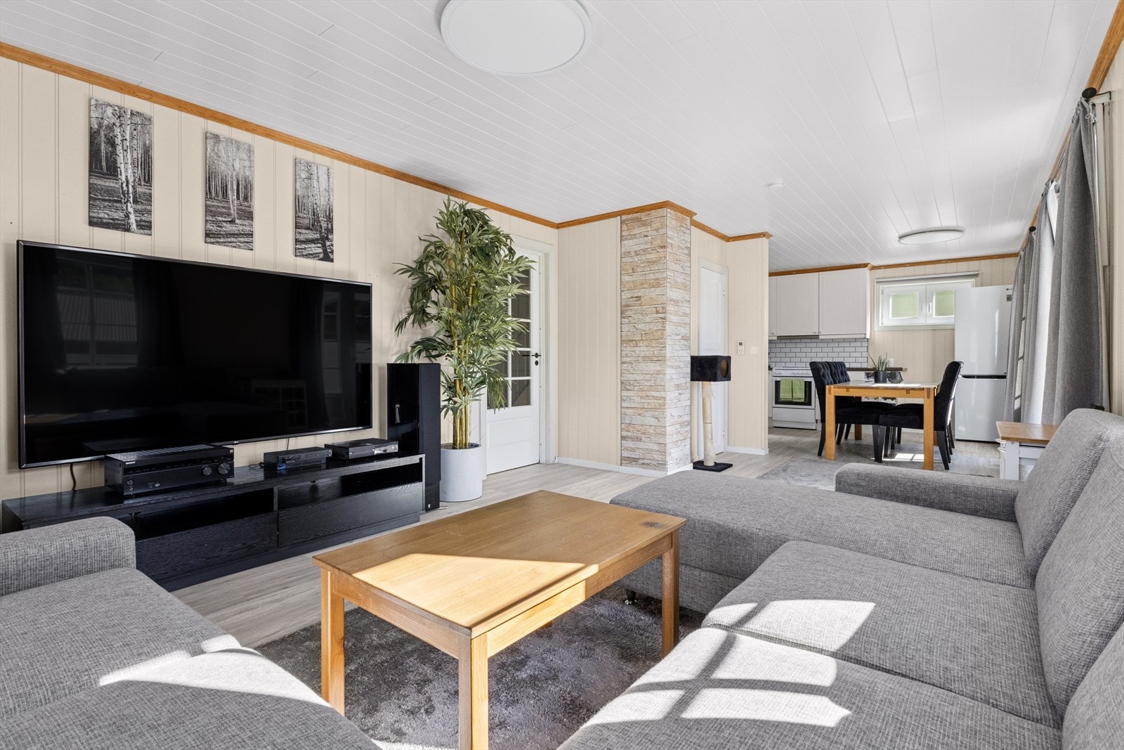 Stue i åpen løsning med kjøkkenet Galleribilde