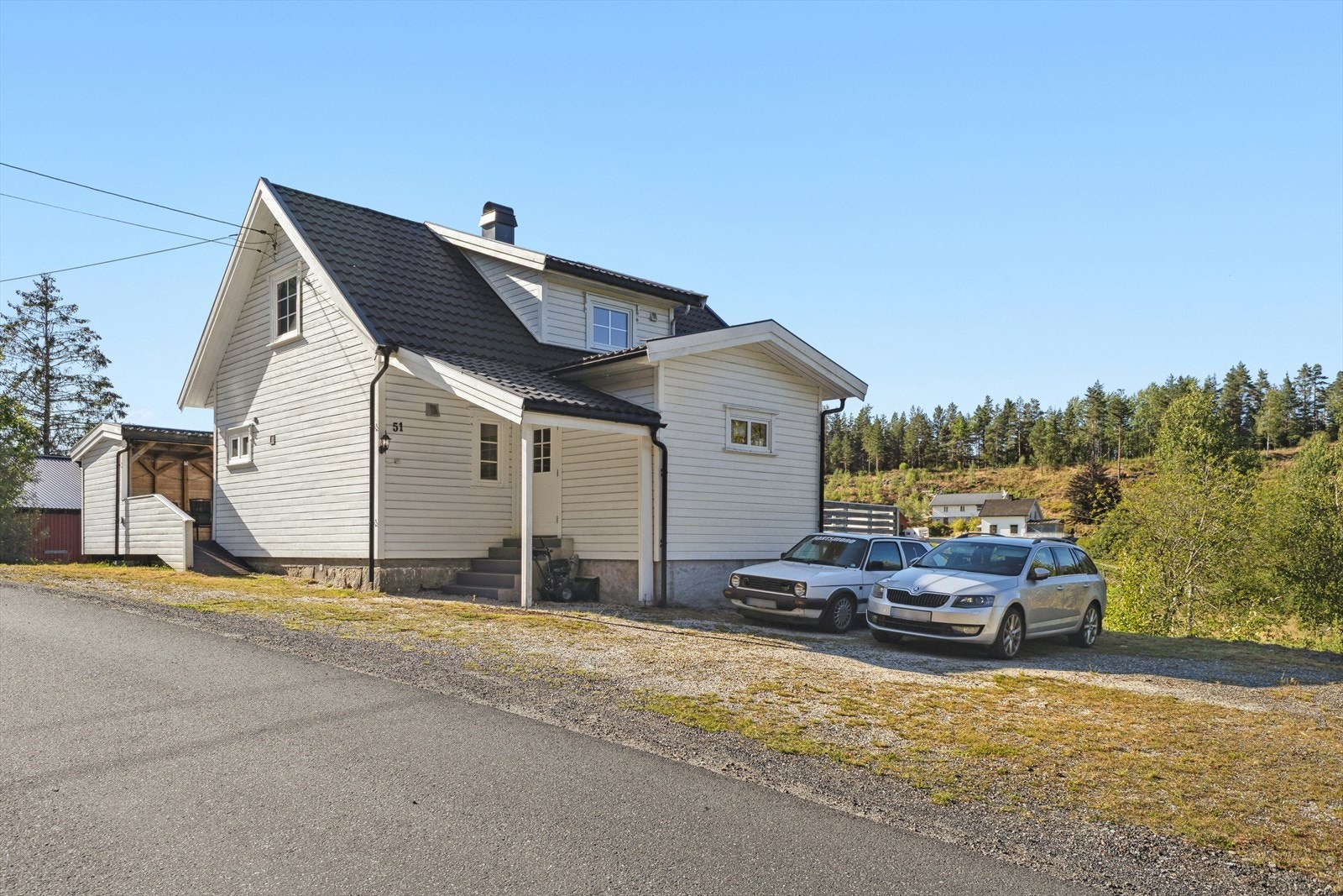 Fasade med parkering Galleribilde