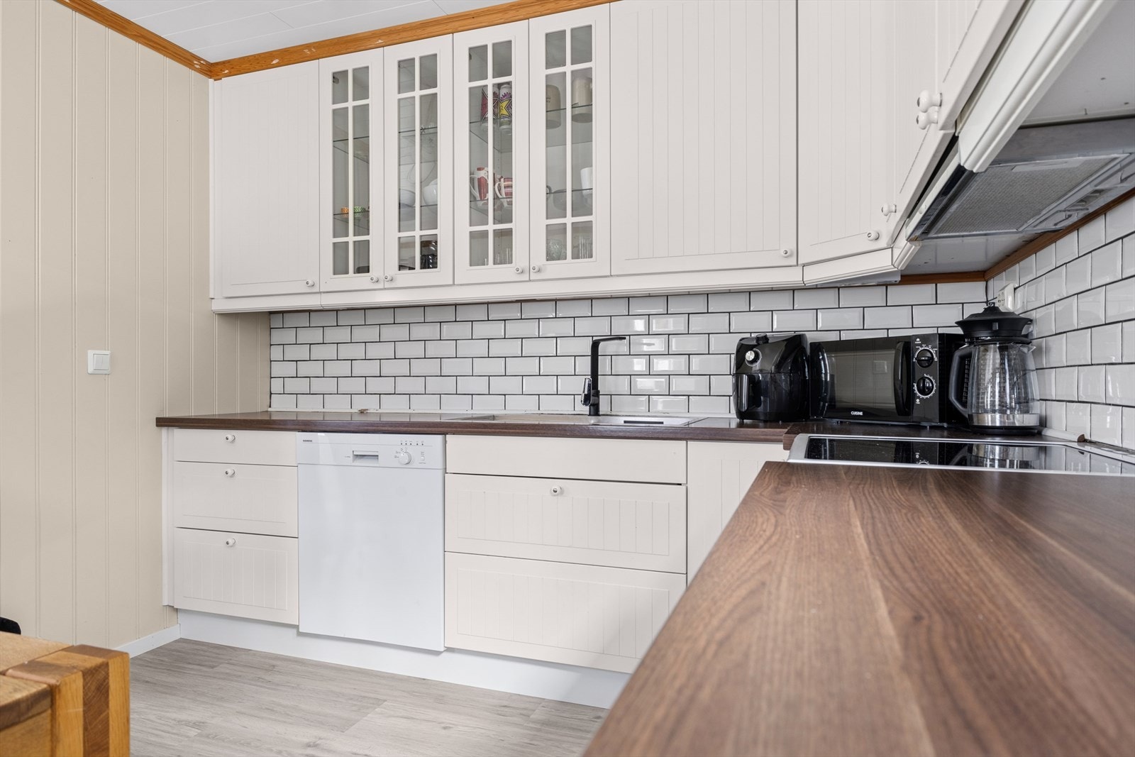 Kjøkken med opplegg for vaskemaskin Galleribilde