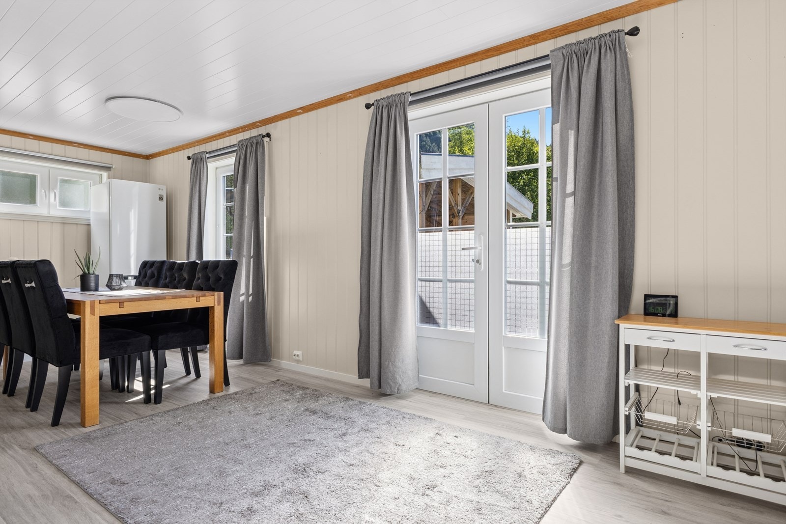 Dobbel dør ut til stor solrik veranda Galleribilde