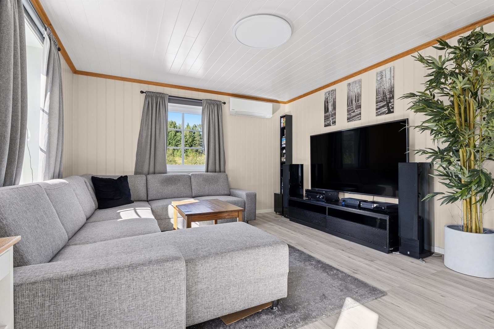 Godt med vinduer som gir godt med lys inn. Varmepumpe for god, jevn, og kostnadseffektiv oppvarming. Galleribilde