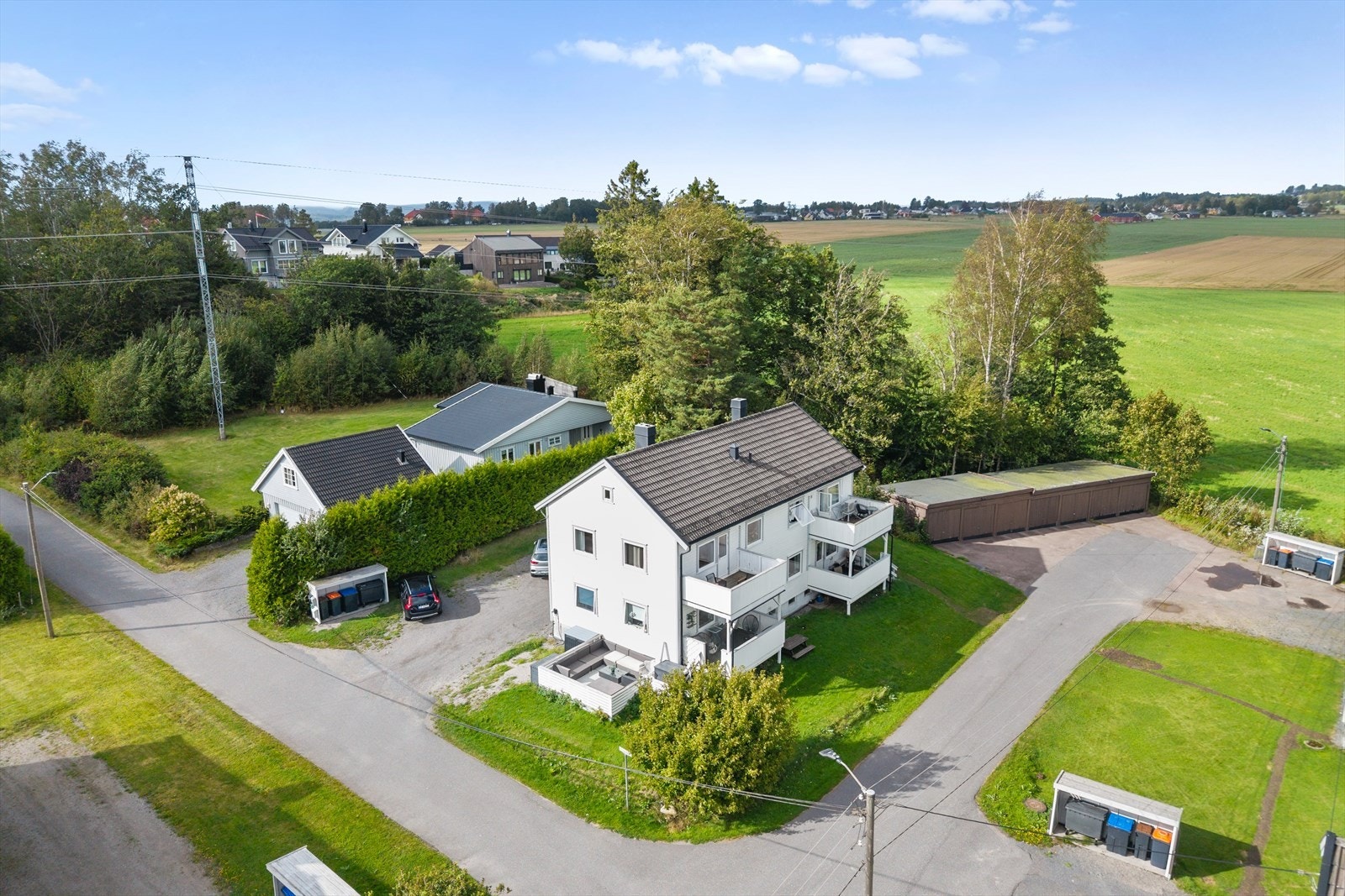 Leiligheten ligger lunt og rolig til i enden av en blindvei - perfekt for deg som ønsker et trygt bomiljø med lite trafikk. Her bor du i 2. etasje med fritt utsyn over nærområdet, noe som gir både lys, luft og en følelse av privatliv. Galleribilde