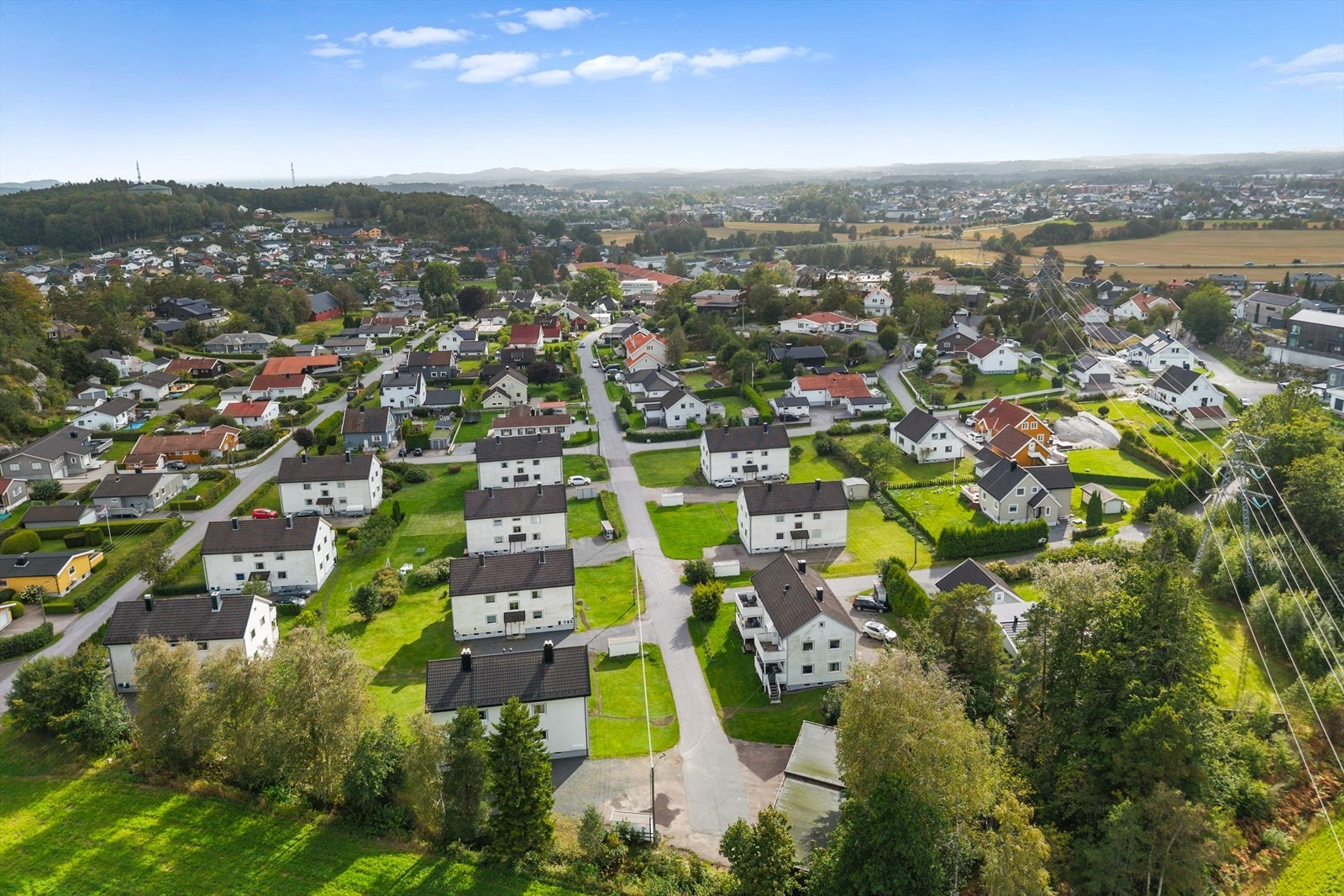 Leiligheten passer perfekt for førstegangskjøpere, små familier, pendlere eller deg som ønsker en lettstelt bolig med gode kvaliteter og solrik uteplass. Galleribilde
