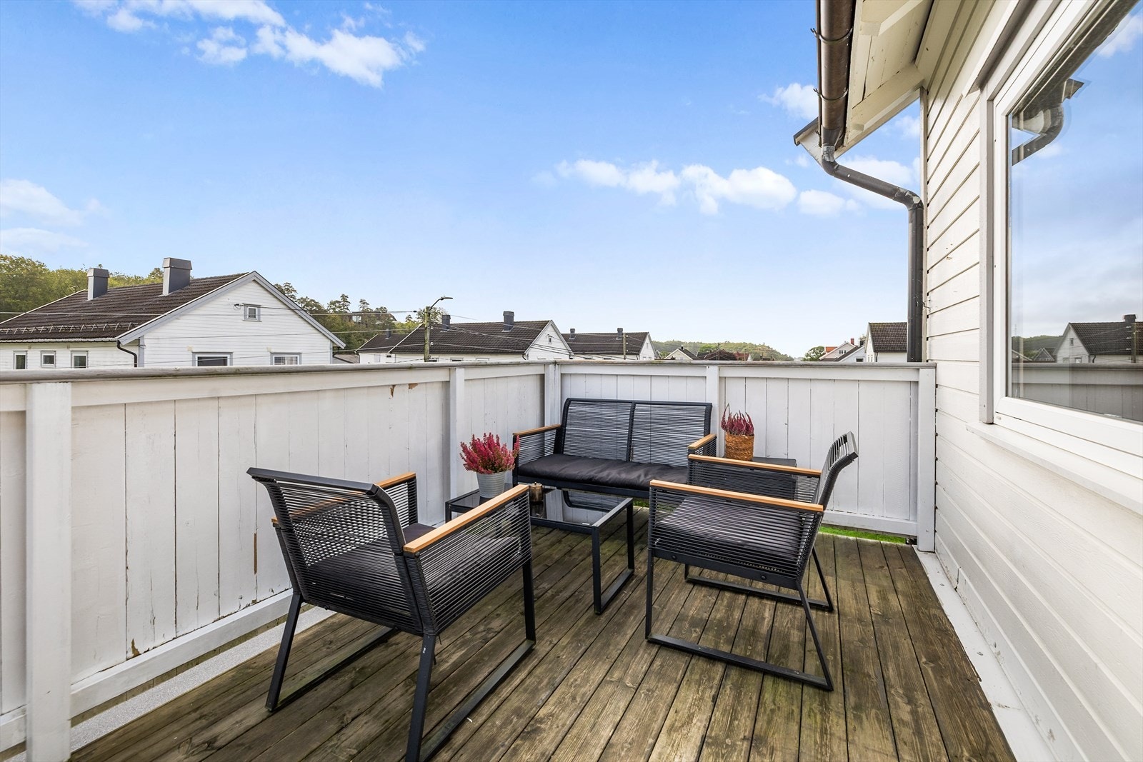 Fra stuen er det utgang til en solrik balkong som forlenger oppholdsrommet på fine dager. Balkongen gir gode muligheter for å nyte solen, innrede med utemøbler og skape en hyggelig uteplass for både avslapning og sosiale sammenkomster. Galleribilde