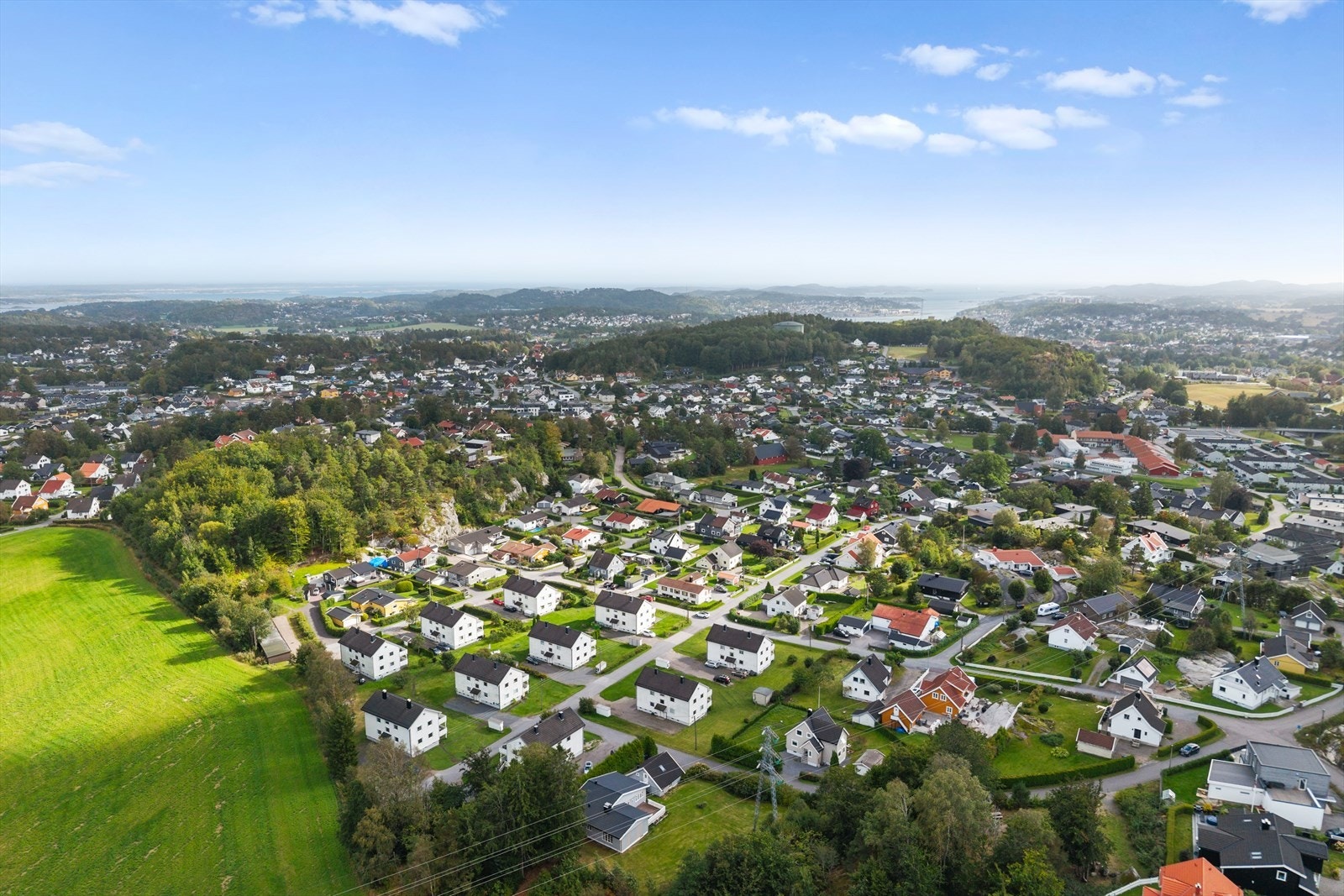 Mosserød barneskole ligger kun få minutters gange fra boligen. Ca 2,5 km til sentrum. Galleribilde