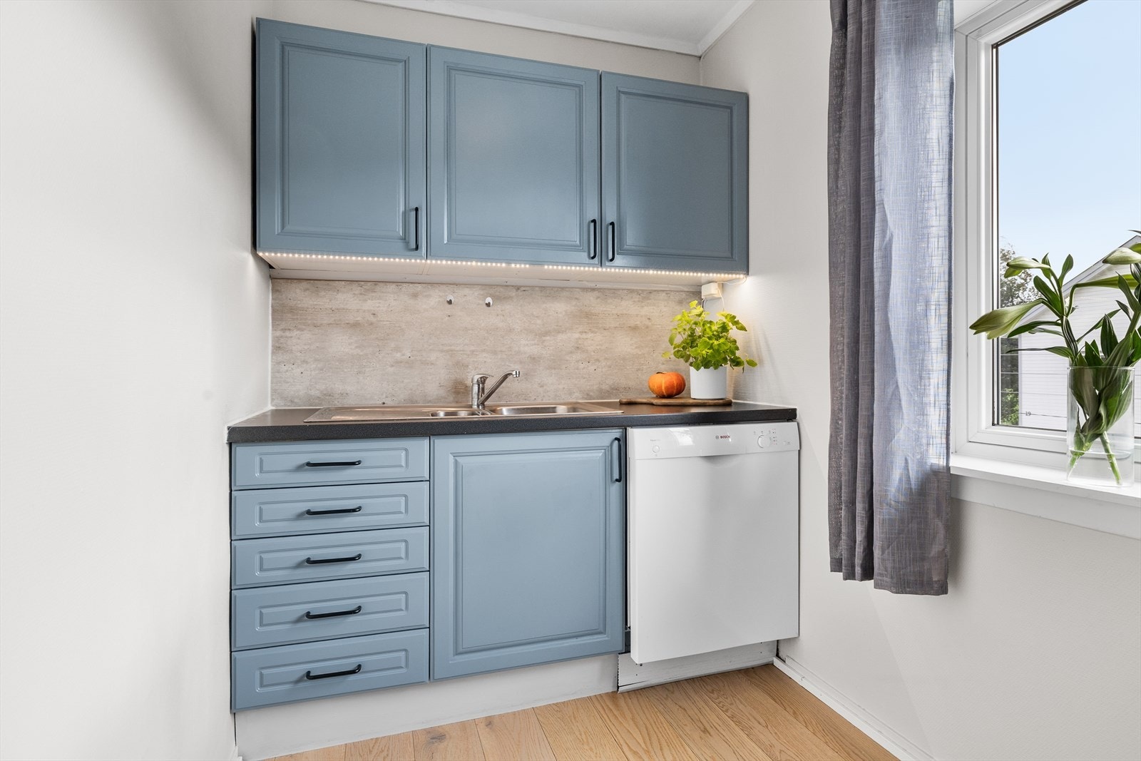 Innredningen består av profilerte fronter og laminat benkeplater, med praktiske plater mellom benkeplate og overskap. Galleribilde