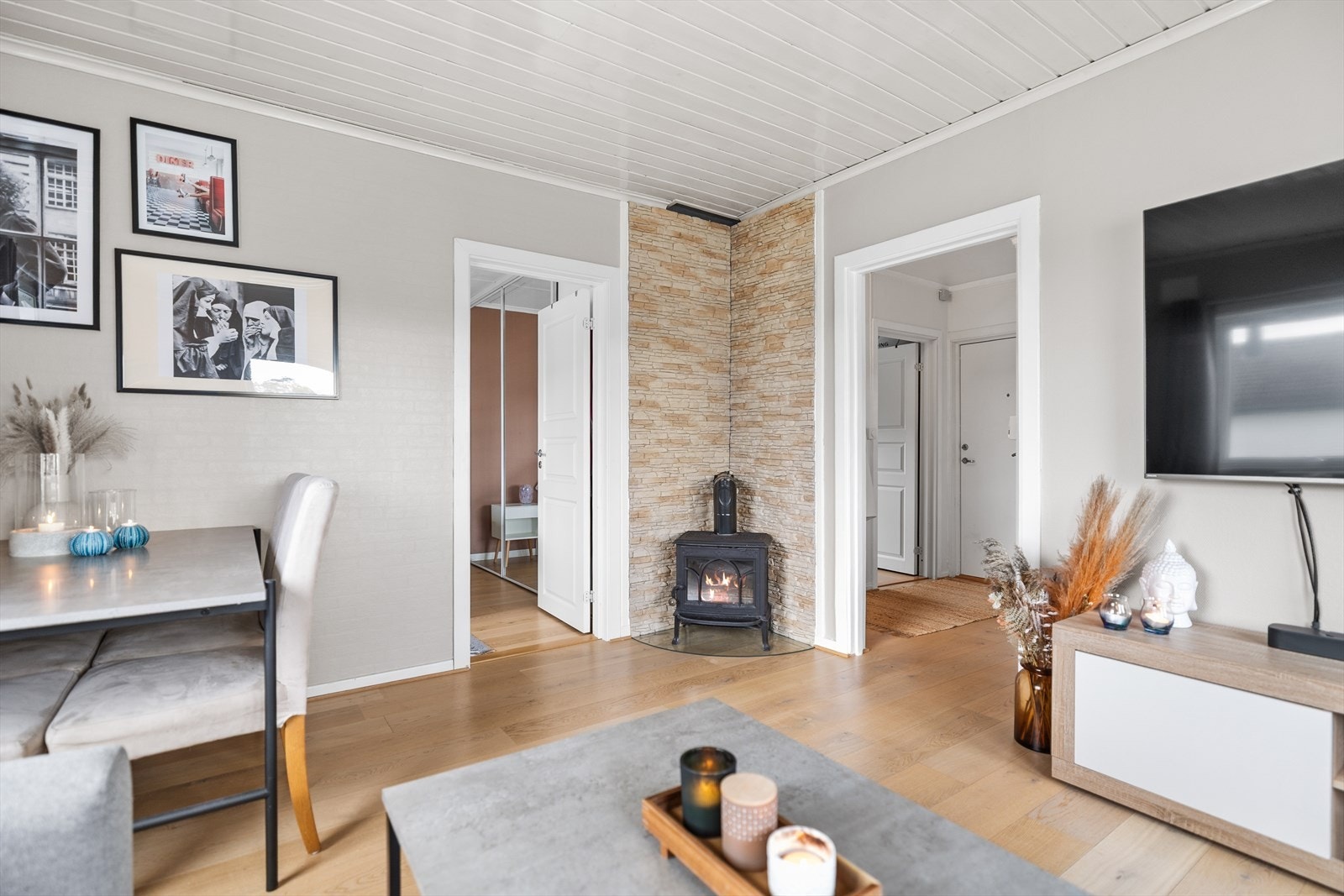 Stuen er romslig og delt inn i to soner - en egen lounge-/TV-avdeling med plass til en hyggelig sofagruppe, samt en spisestuedel med god plass til spisebord. Galleribilde