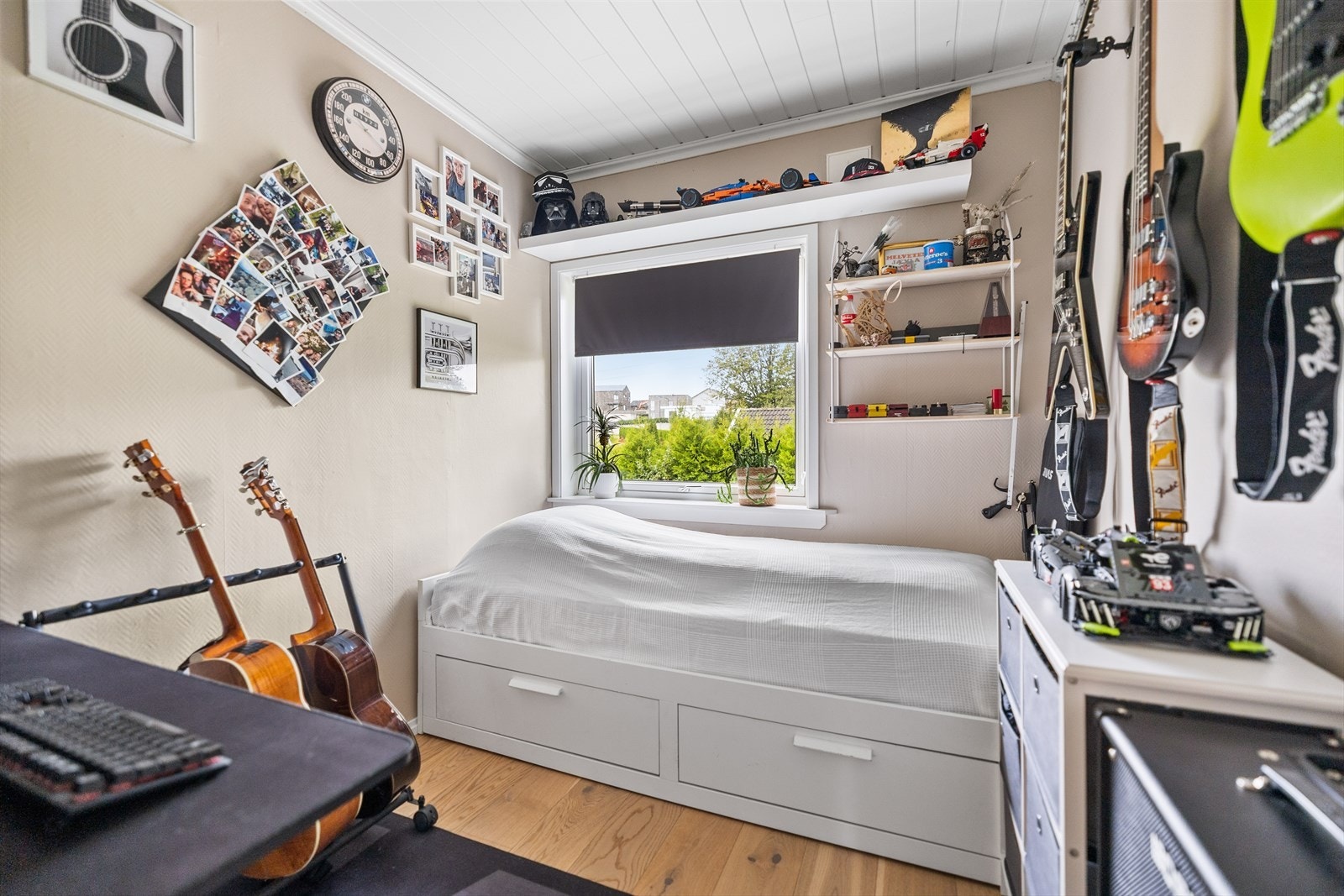 Gjeste-/barnerommet er romslig og lett å møblere, med plass til både seng, skrivepult og oppbevaringsløsninger. De lyse overflatene gir rommet en luftig atmosfære og gjør det enkelt å tilpasse etter behov - enten som barnerom, gjesterom eller kontor. Galleribilde