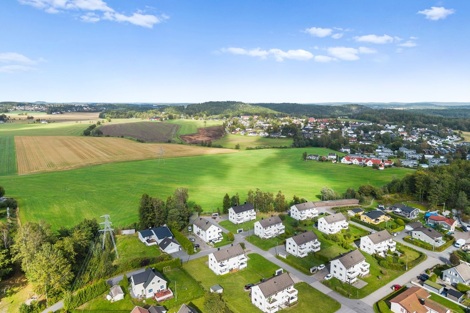 For pendlere er det perfekt tilrettelagt med rask adkomst til Raveien og videre til E-18, samt kun få minutters kjøring til Sandefjord Lufthavn Torp. Galleribilde