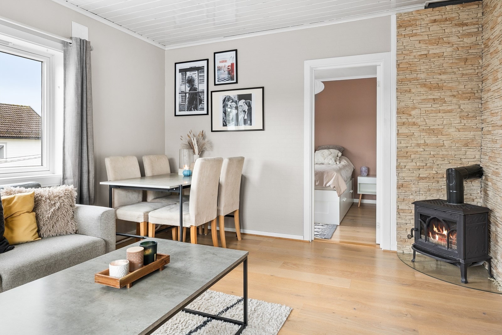 Leiligheten ligger i 2. etasje og byr på en gjennomført og smakfull stil med moderne, lune farger og flotte materialvalg. Galleribilde