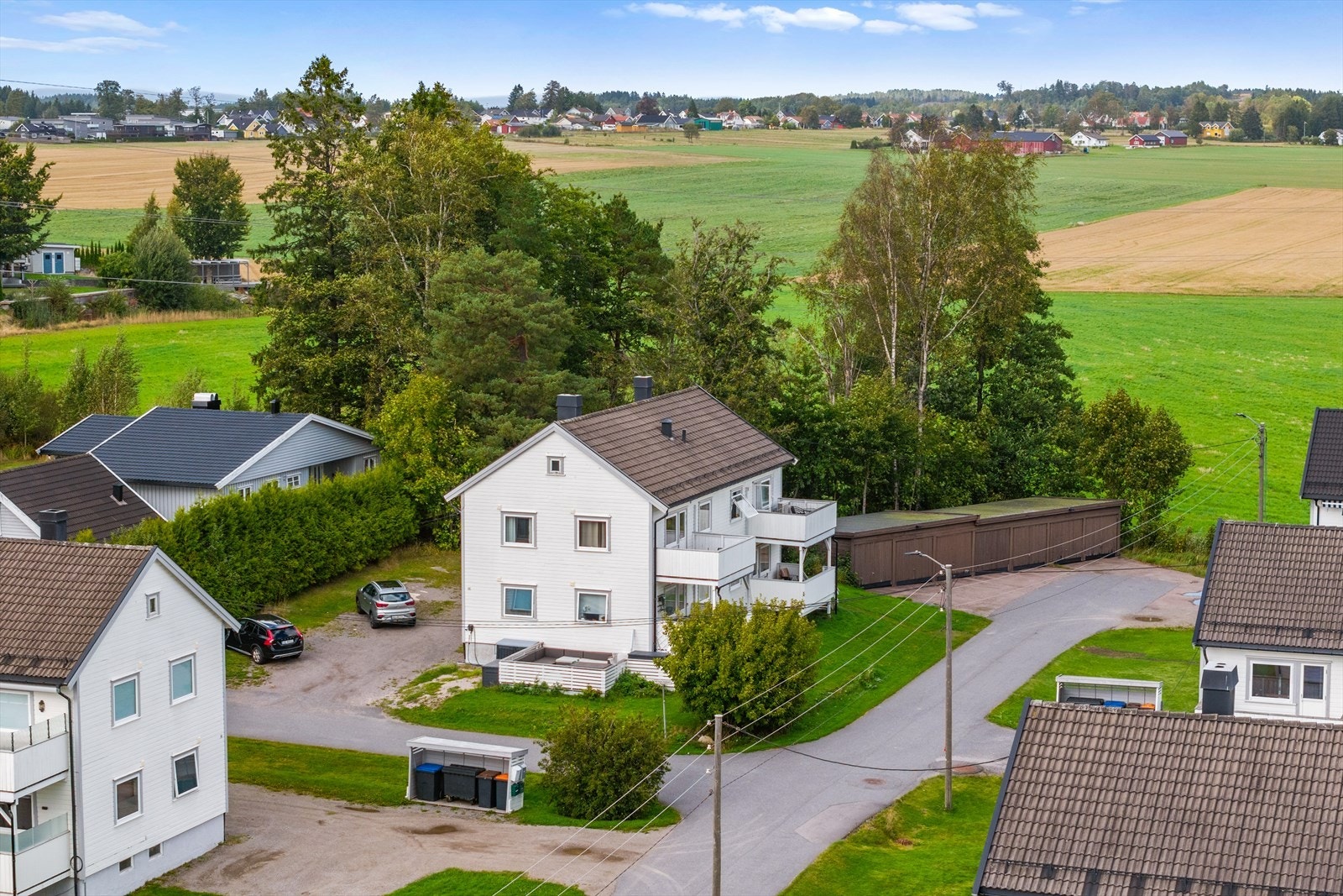 Felles parkering i gårdsplassen. Galleribilde