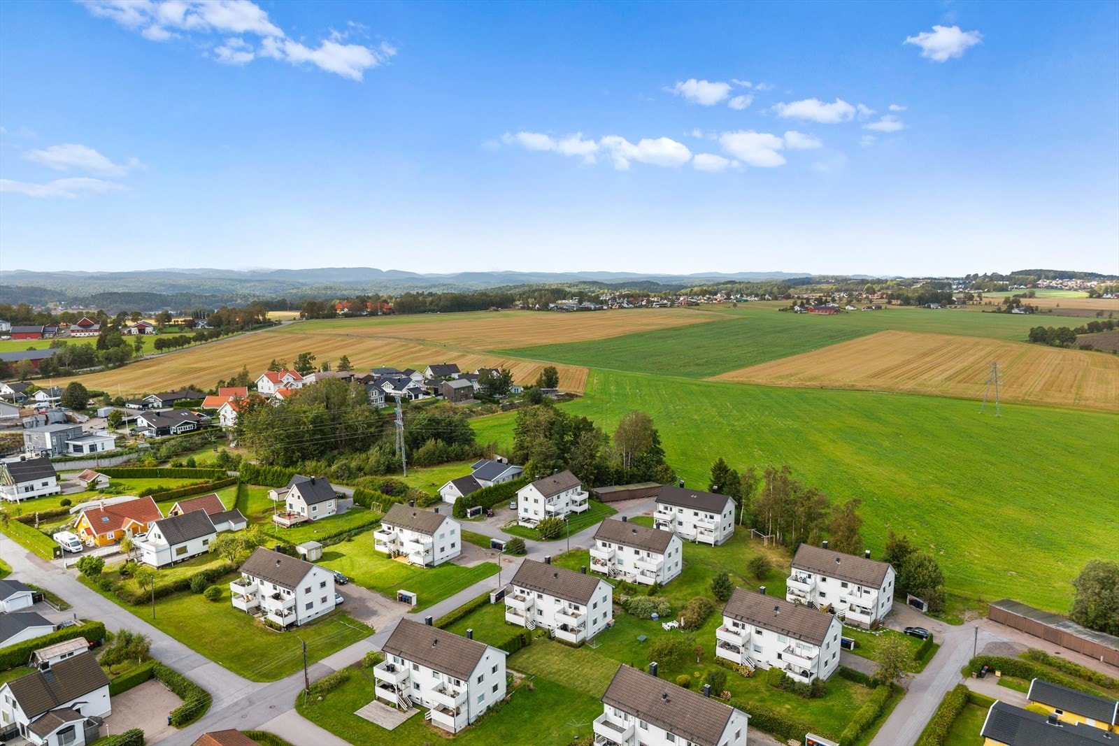 Borettslaget består av 10 stk. 4 mannsboliger med til sammen 40 andeler. I tillegg til noen garasje plasser i rekke som leies ut av borettslaget. Galleribilde
