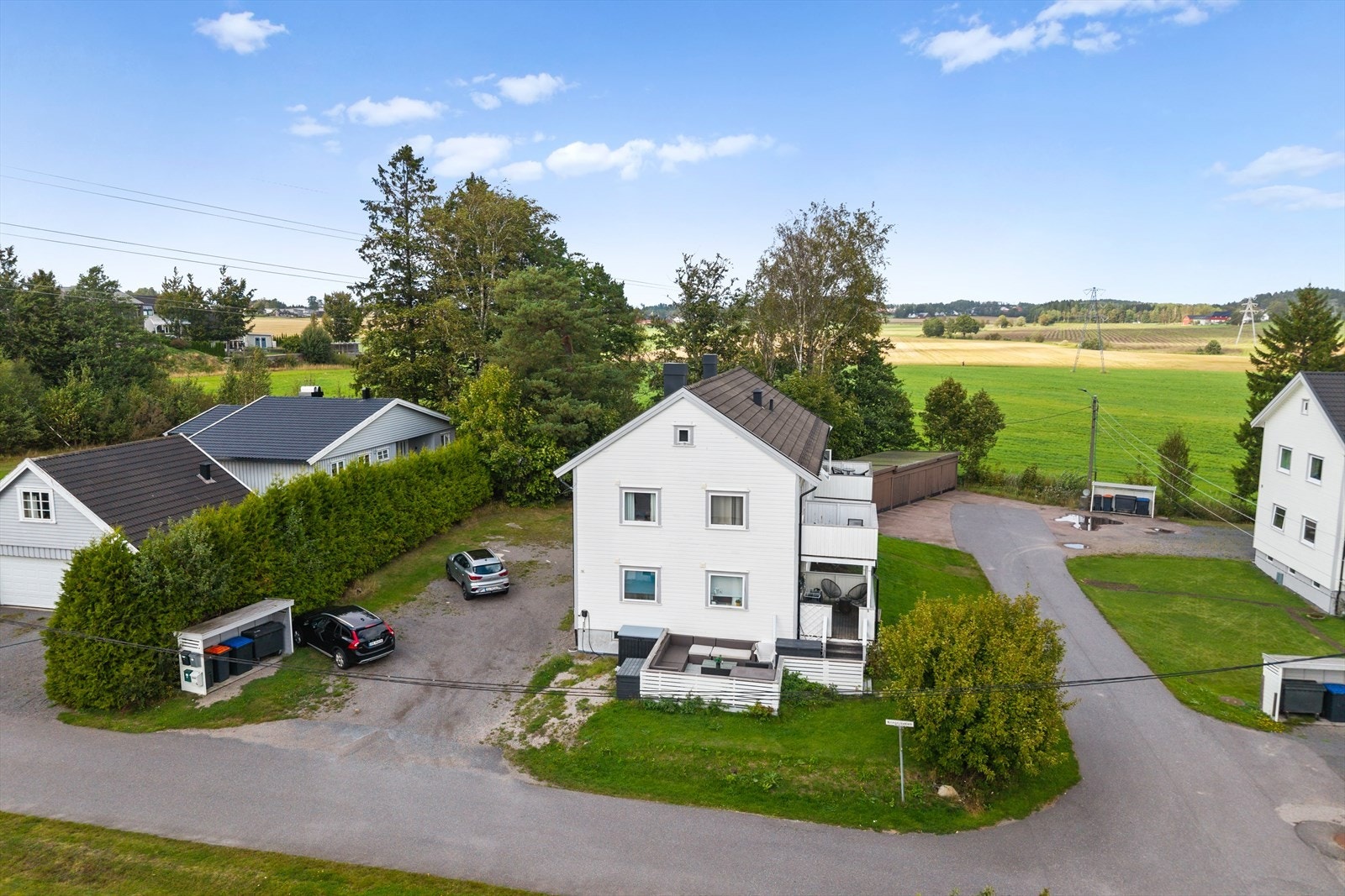 Mosserød er kjent for sine flotte turområder, og her bor du med nærhet til både Hjertås skogen, Mokollen og Midtåsen. Dette er noen av Sandefjords fineste friluftsområder, med merkede stier, utsiktspunkter og turmuligheter året rundt. Galleribilde