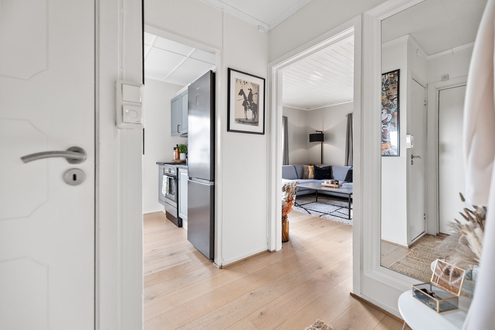 Leiligheten har gjennomgående pene gulv som gir et helhetlig og stilrent inntrykk. Galleribilde