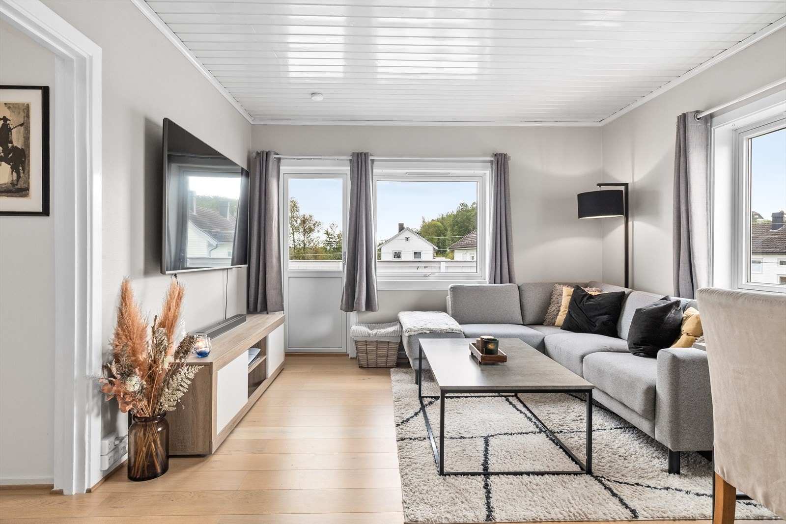 Store vindusflater og terrassedør gir rikelig med naturlig lys, og den luftige planløsningen gir en ekstra romslig følelse. Her er det enkelt å flytte rett inn og skape sitt nye hjem. Galleribilde