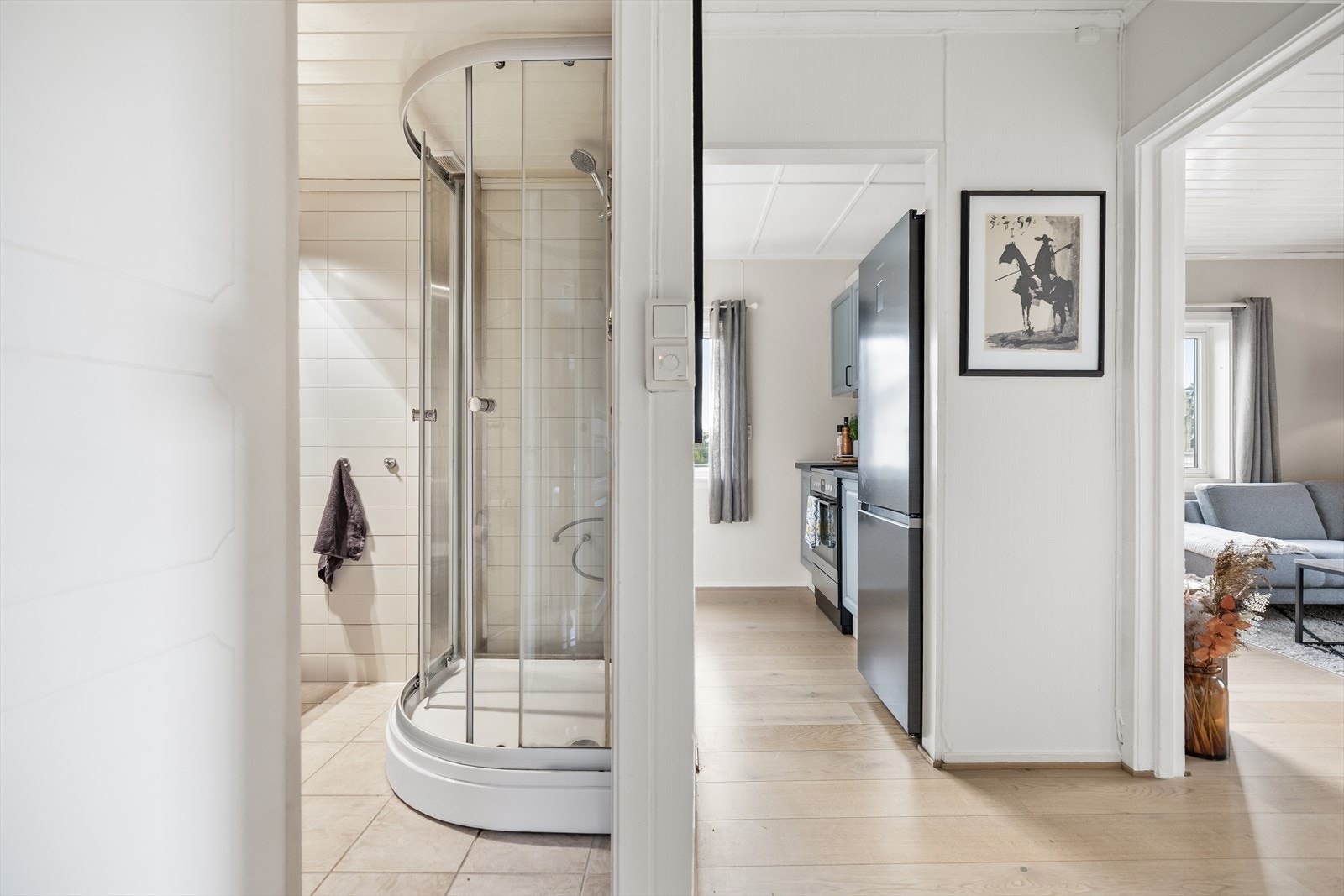 Leiligheten har gjennomgående lyse og delikate farger i alle rom, noe som bidrar til en luftig og harmonisk atmosfære, og gir et godt utgangspunkt for ulike møblerings- og interiørløsninger. Galleribilde