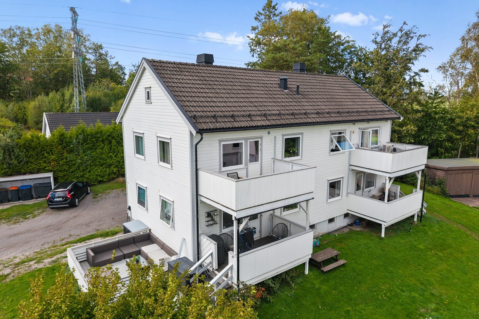 Felles tomt som er pent opparbeidet. Leiligheten har solrik uteplass på egen terrasse. Galleribilde