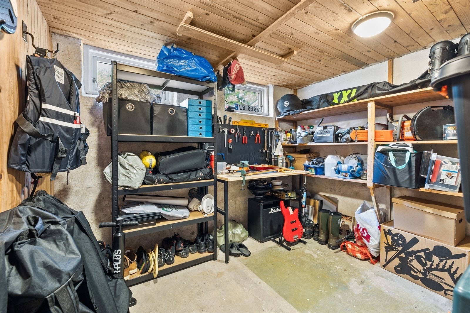 I kjelleren finner du en praktisk bod med rikelig plass til både lagring og hobbyprosjekter. Her er det et godt med rom for sesongutstyr, verktøy eller som et lite verksted for den som ønsker det. Galleribilde