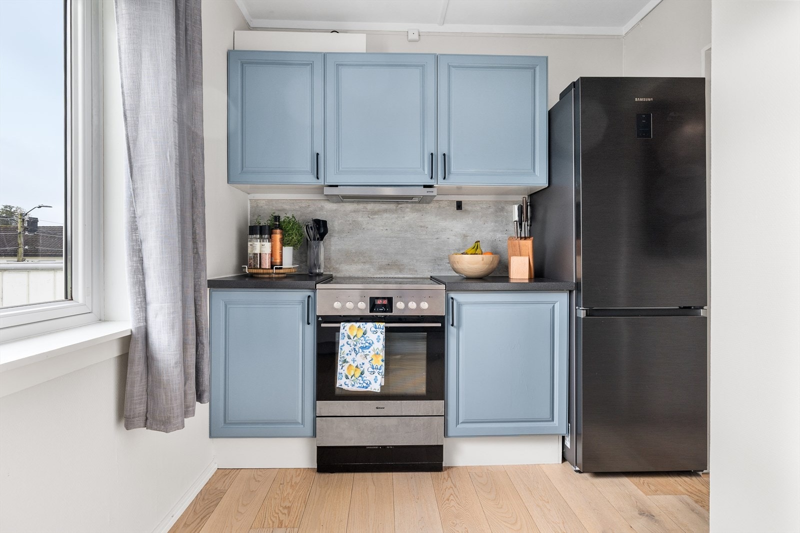 Det er godt med både skap- og benkplass, samt kjøkkenventilator med avtrekk ut. I tillegg er det installert automatisk vannstoppesystem i benkeskapet under oppvaskmaskinen - en trygg og praktisk detalj. Galleribilde