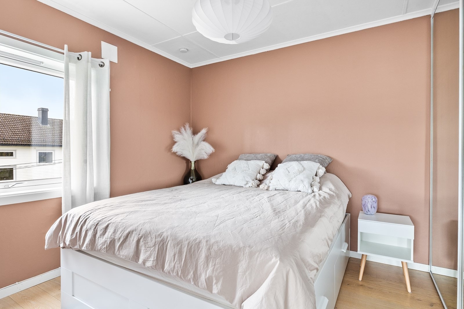 Hovedsoverommet fremstår som lekkert og innbydende. Rommet har en praktisk skyvedørsgarderobe som gir både rikelig oppbevaringsplass og et ryddig uttrykk. De lyse overflatene skaper en rolig atmosfære - perfekt for et avslappende soveromsmiljø. Galleribilde