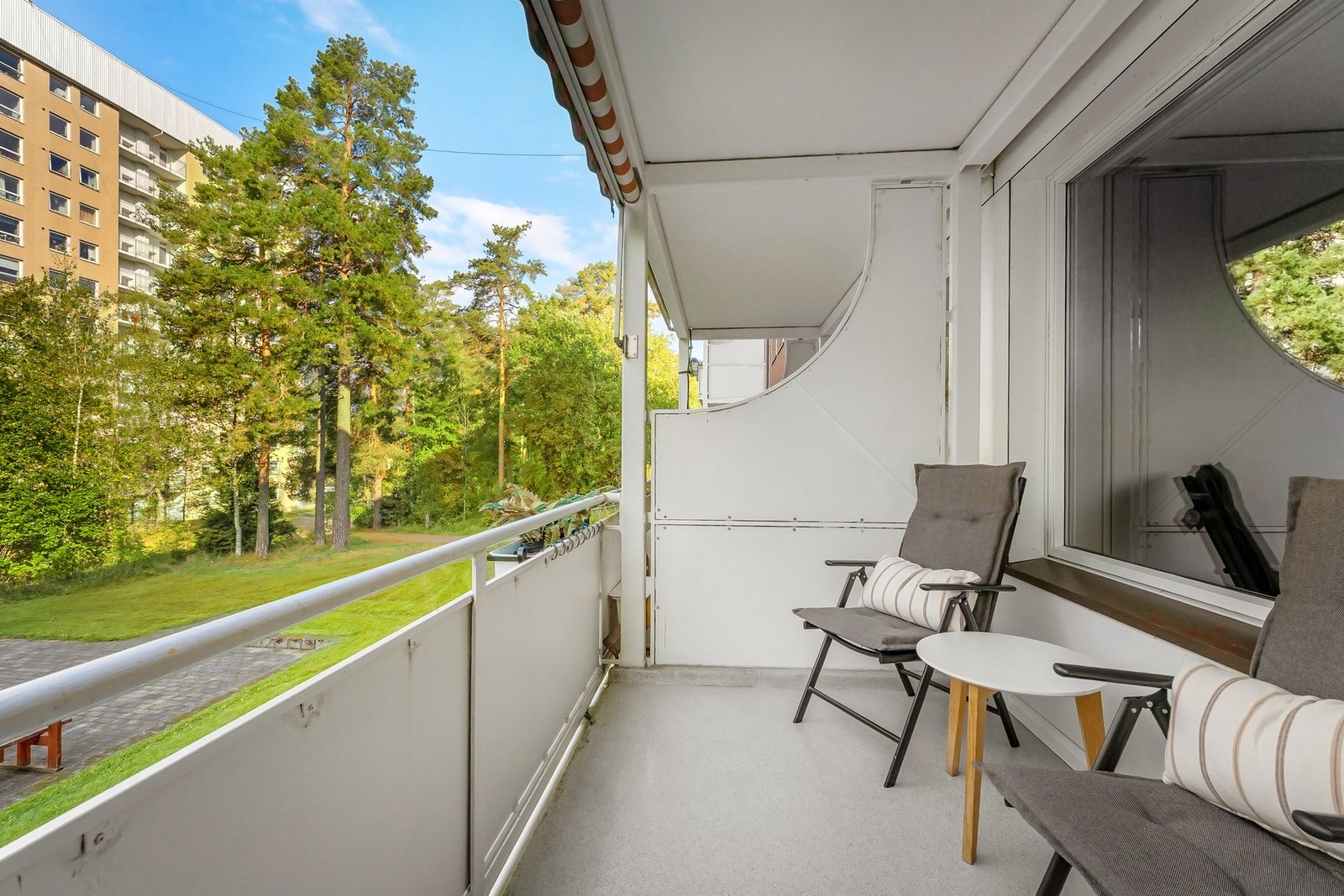 Leiligheten ligger i en høy 1. etasje med grønt og luftig utsyn. Galleribilde