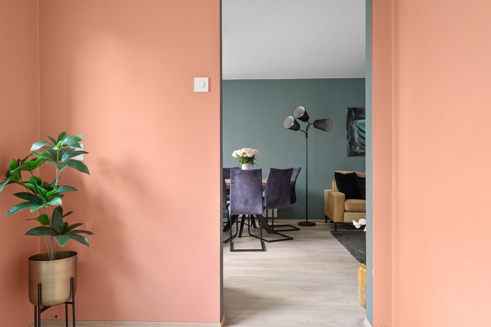 Kjøkkenet ligger vis a vis stuen. Galleribilde