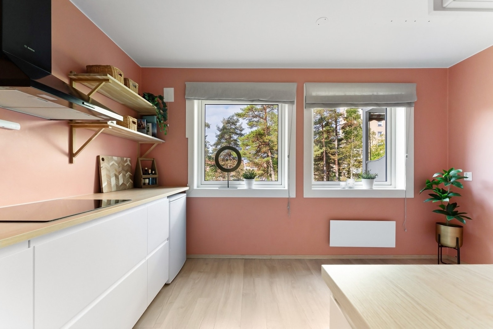 Rikelig med naturlig lysinnslipp fra store vindusflater. Galleribilde