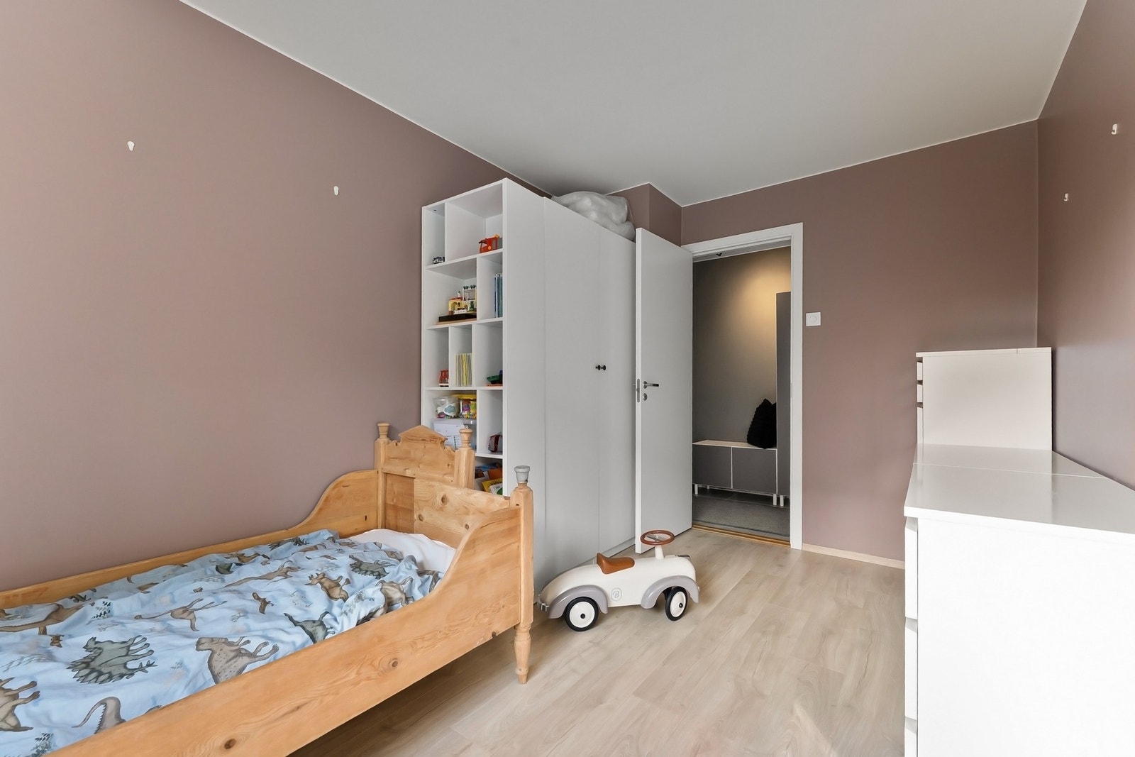 Oppbevaringsplass i medfølgende garderobeskap. Galleribilde