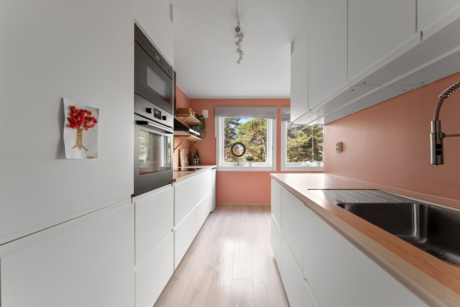 Videre har leiligheten et separat kjøkken. Galleribilde