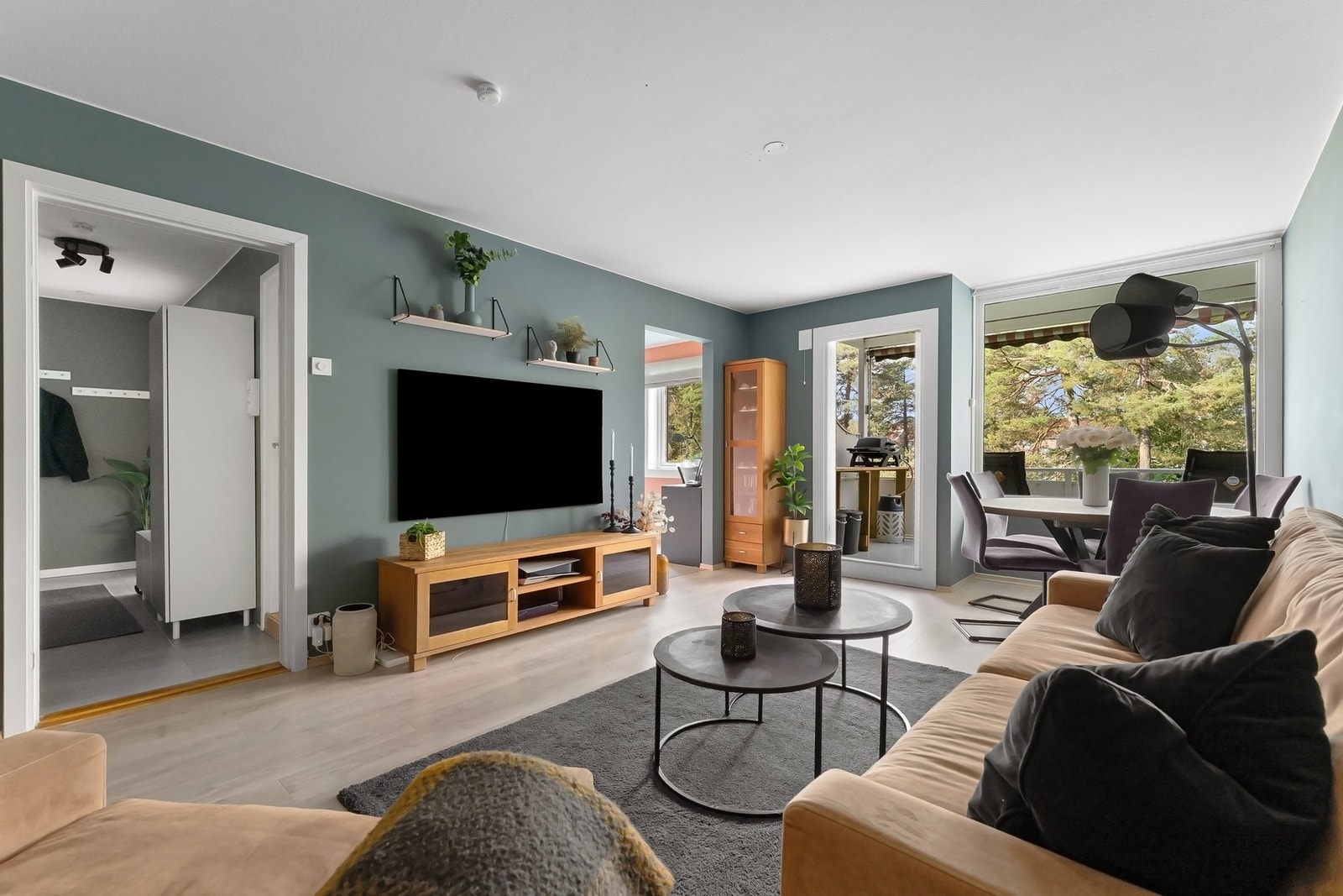 Stuen er lys og innbydende med en god romfølelse. Galleribilde