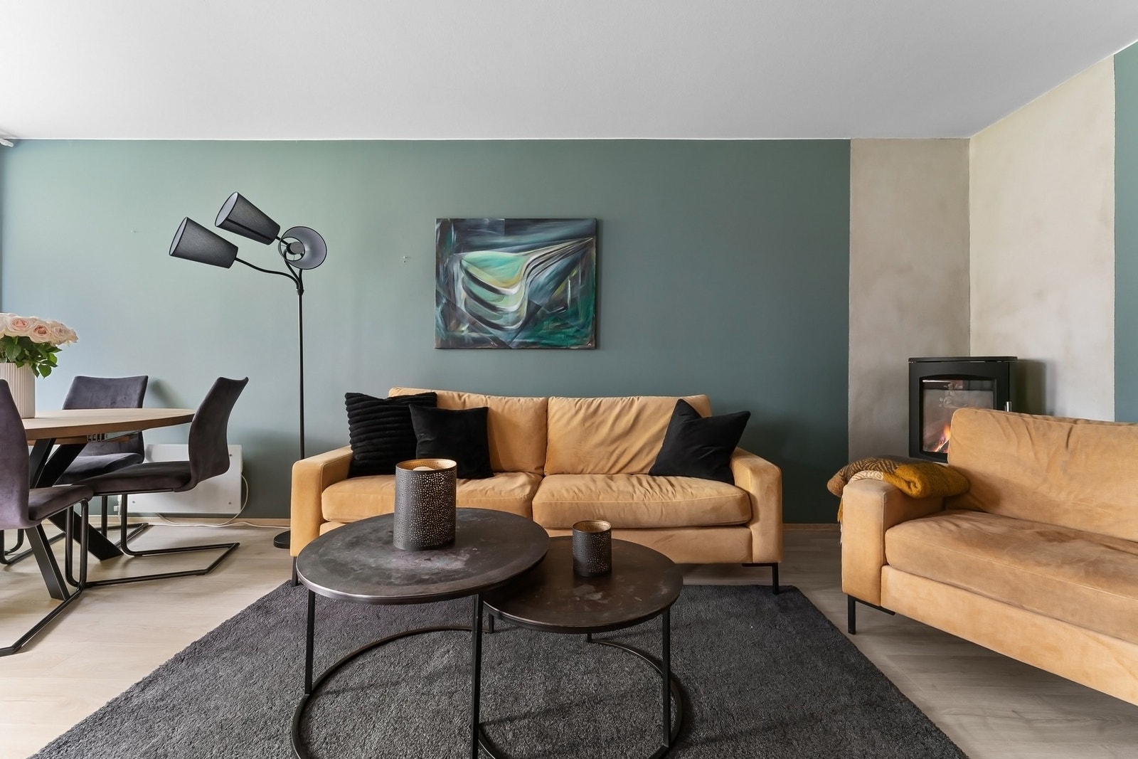 Det er også en koselig peis i hjørnet. Galleribilde