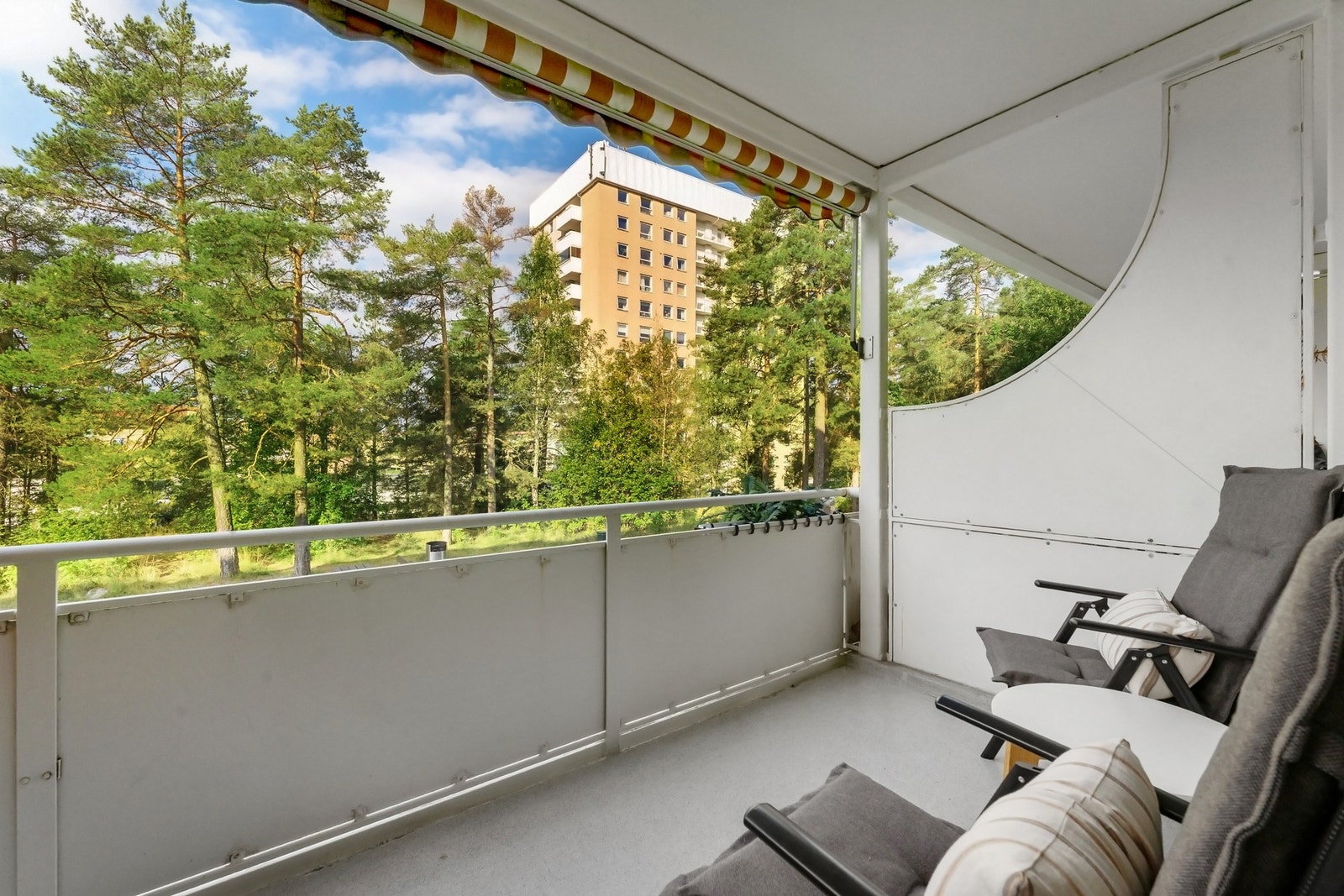 Fra stuen er det utgang til en stor balkong. Galleribilde