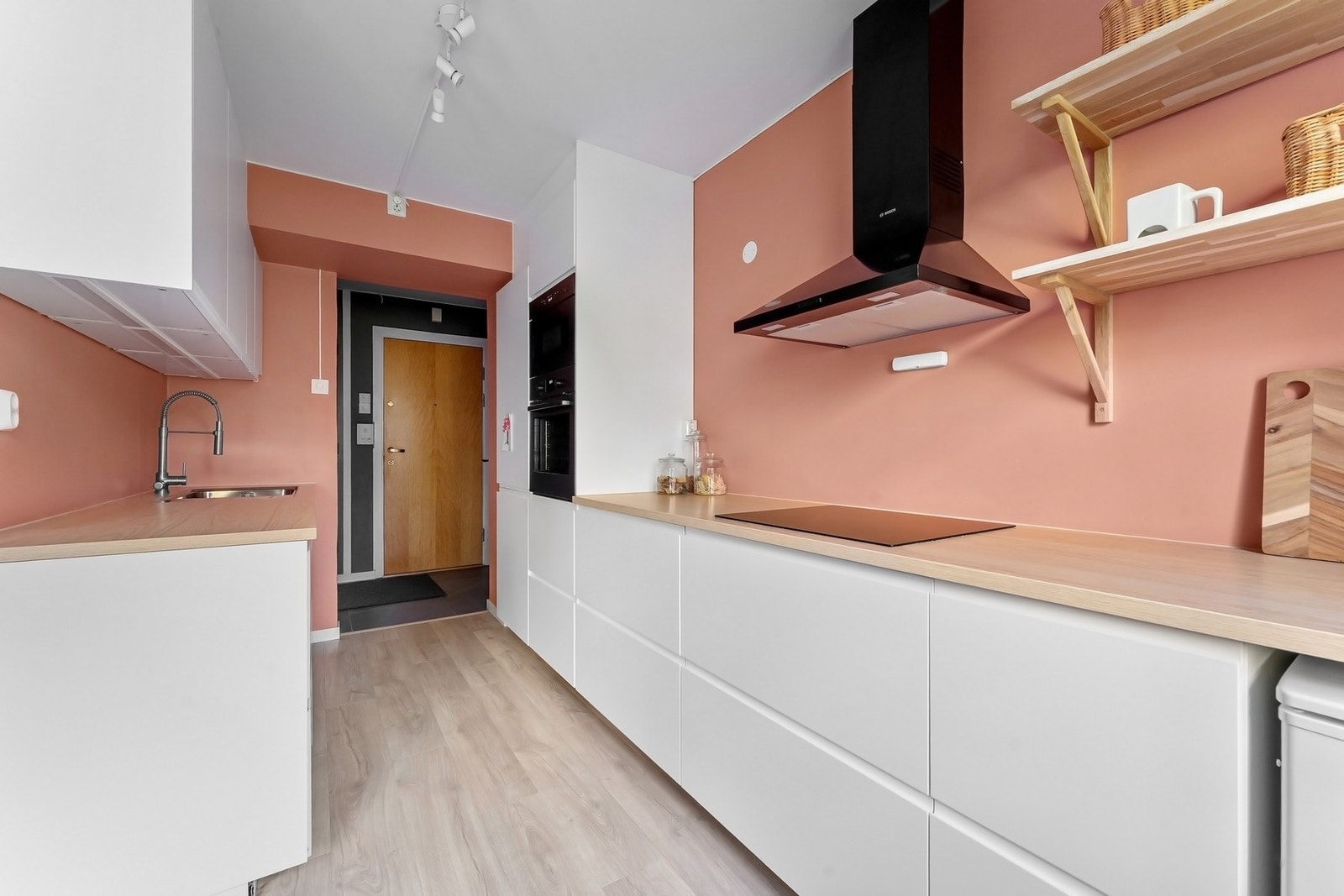 Det er en fin kombinasjon av skap- og benkeplass for både oppbevaring og matlaging. Galleribilde