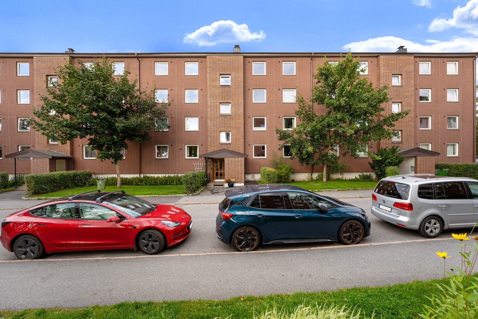 Det er mulighet for å leie parkeringsplass i borettslaget etter venteliste. Galleribilde