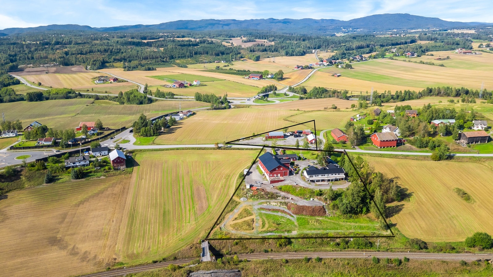 Ca. tomtegrenser, for nøyaktig tomtegrenser se vedlagt kartutsnitt i salgsoppgaven. Galleribilde