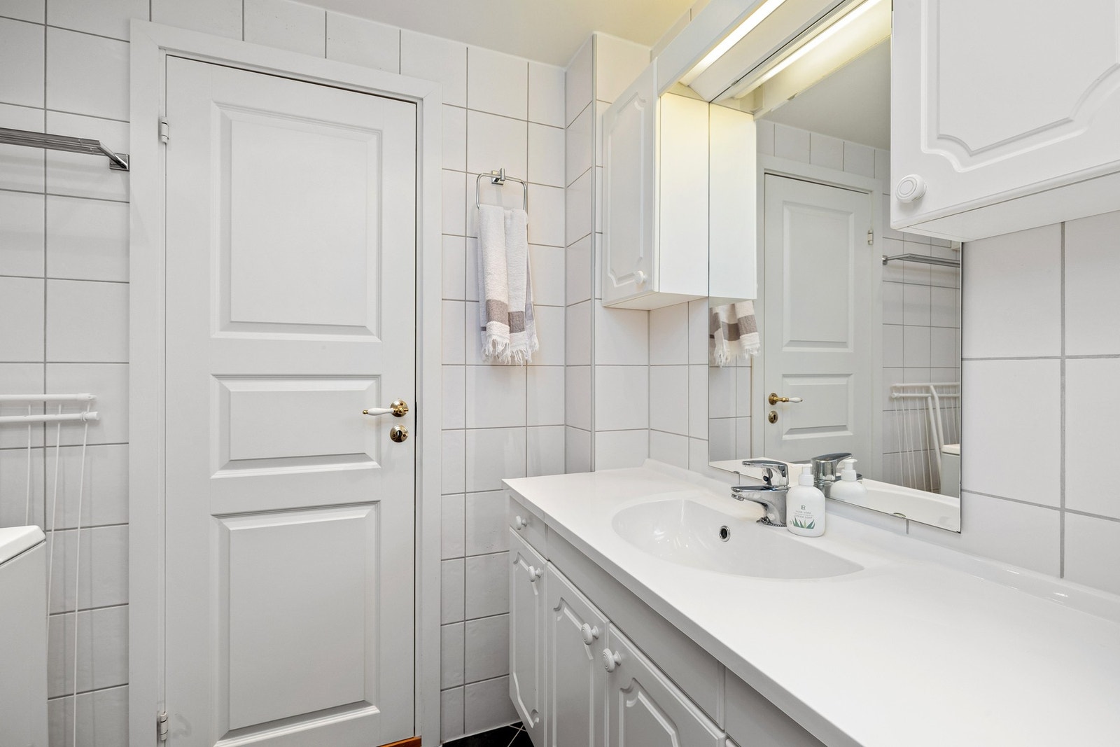 Baderomsinnredning med malte
profilerte fronter og heldekkende servant Galleribilde