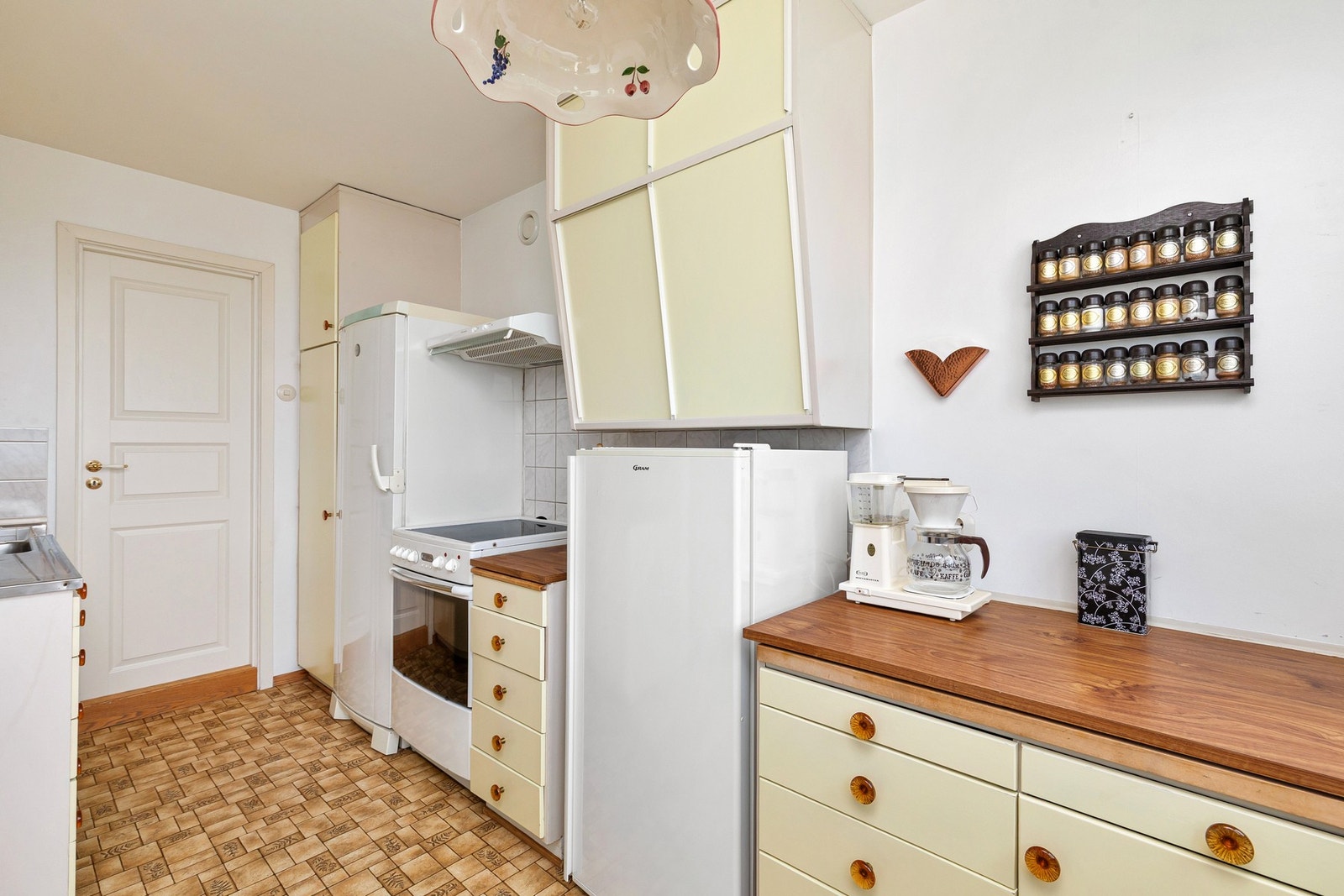 Eldre kjøkkeninnredning med malte fronter og laminat benkeplater. Galleribilde