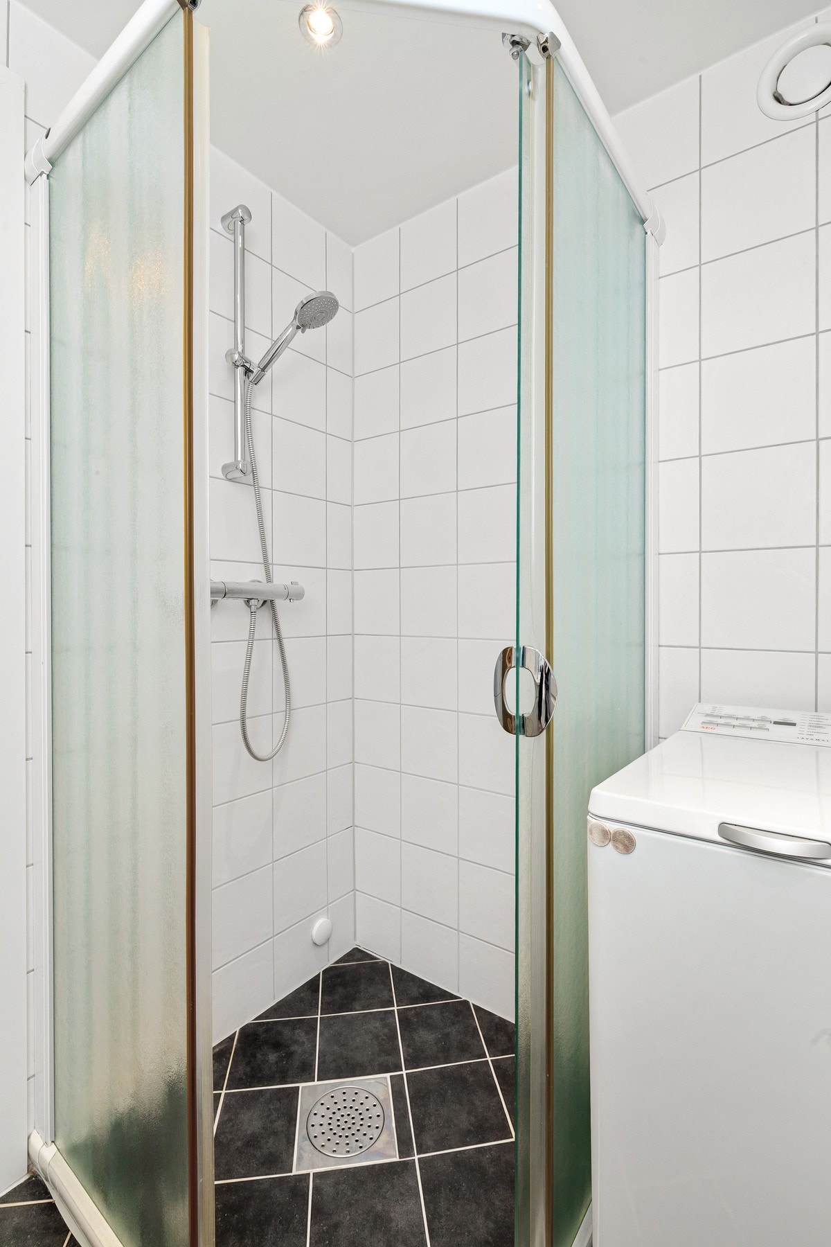 Dusjhjørne og opplegg for vaskemaskin Galleribilde